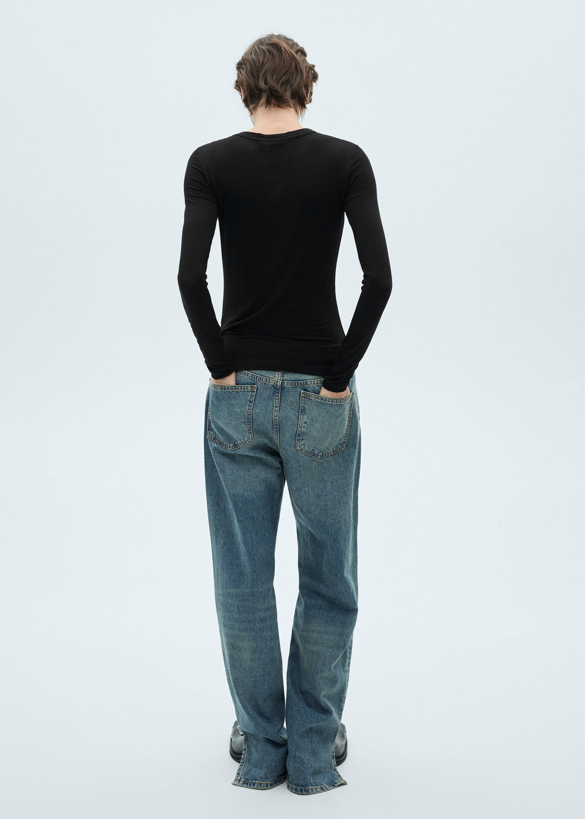 Long-sleeved fitted t-shirt - Reverse of the article