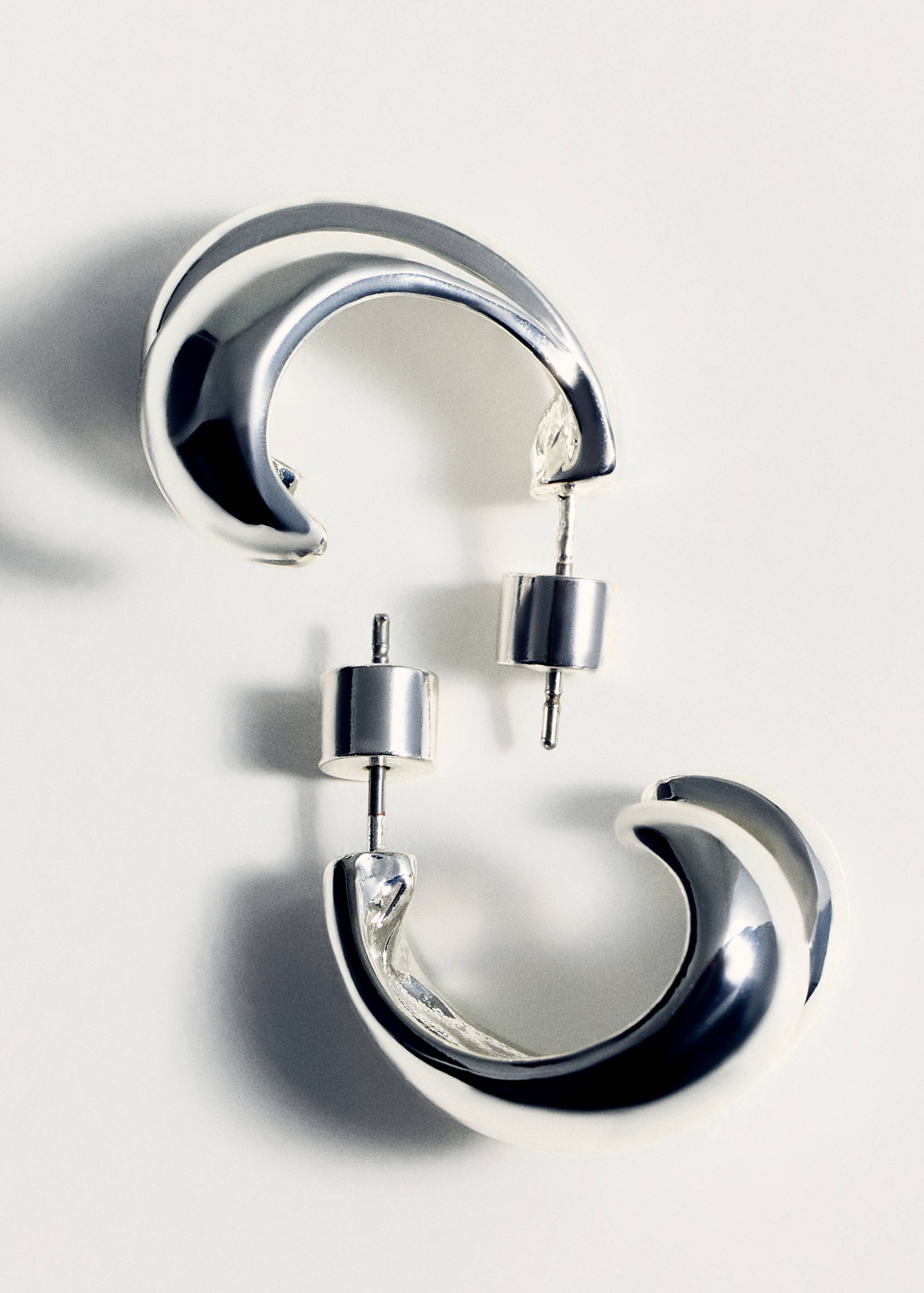 Intertwined double hoop earrings - Details of the article 5