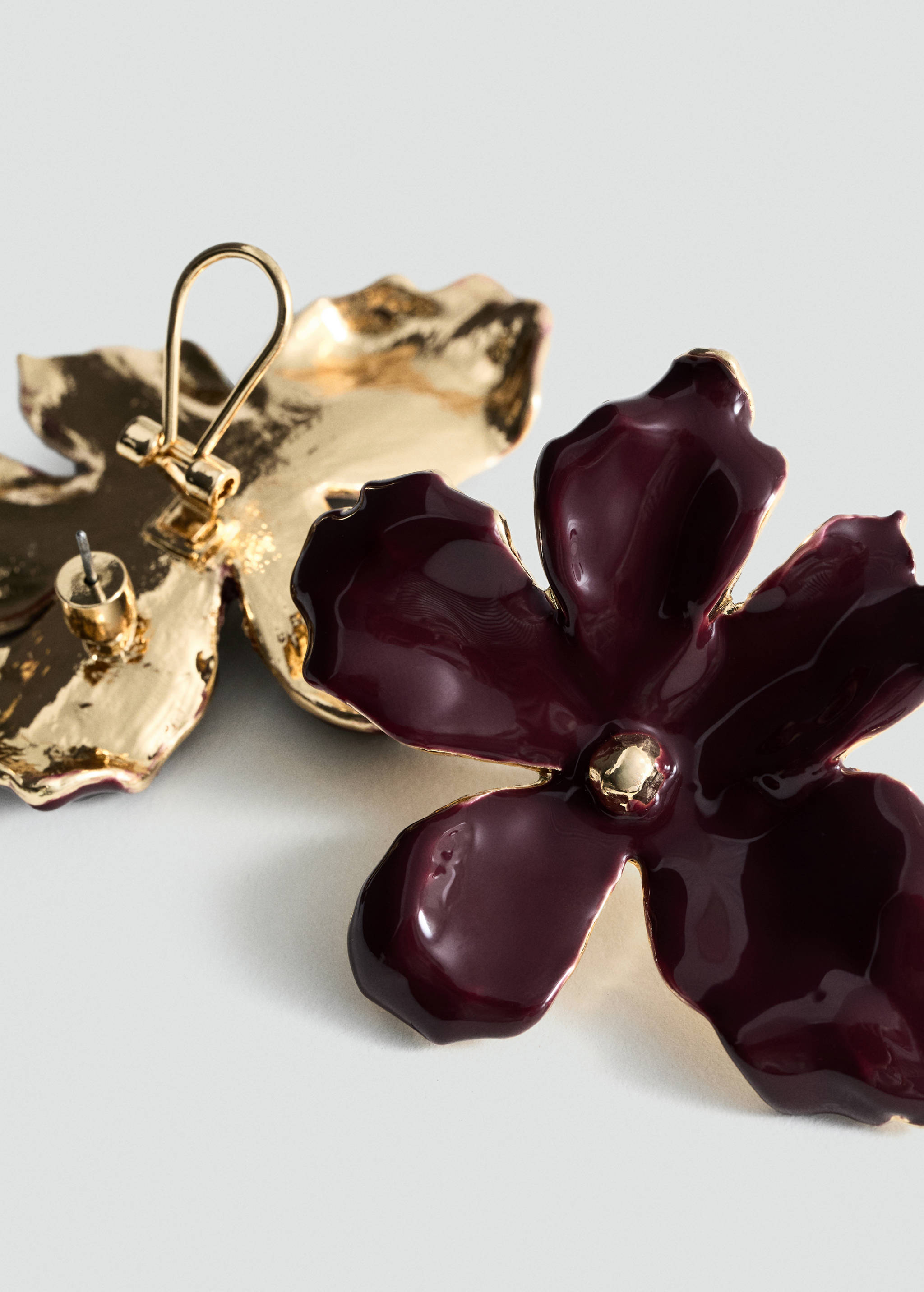 Серьги с цветами - Средний план