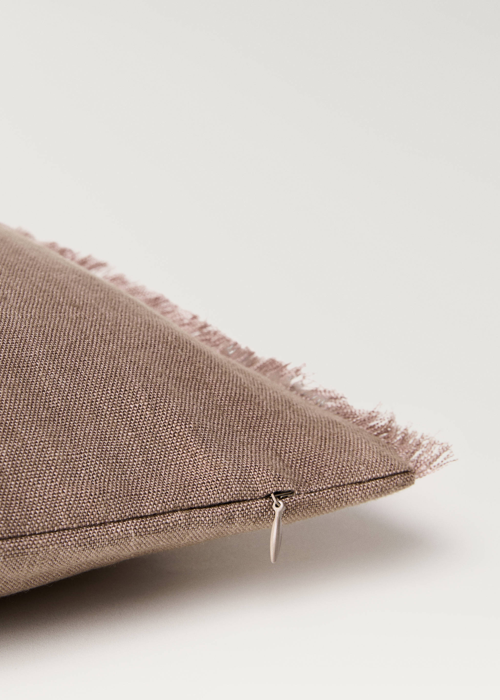 Linen cushion cover with fringes 50x50 cm - Details of the article 2