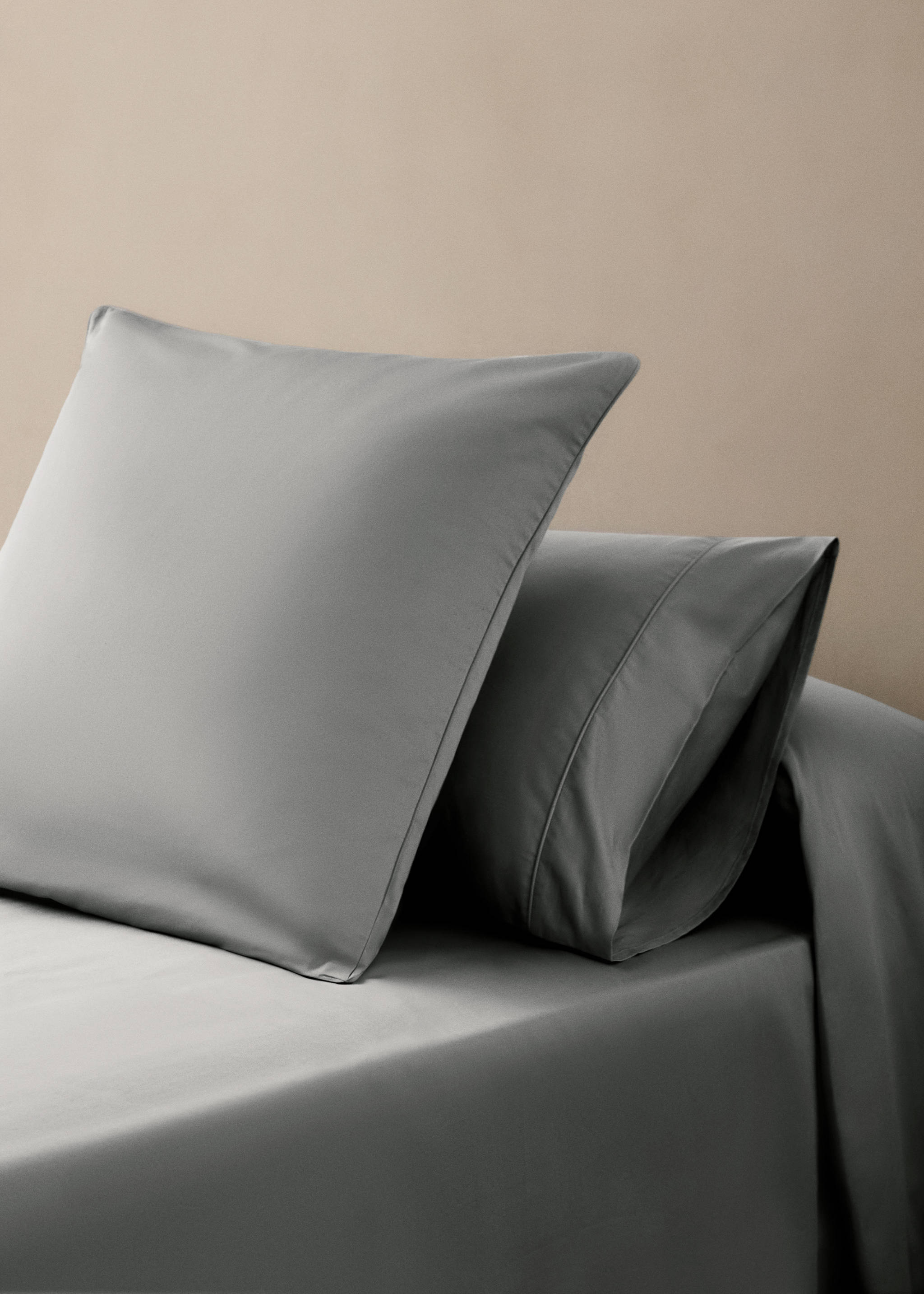 Two 600-thread cotton satin pillowcases 50x75 cm - General plane