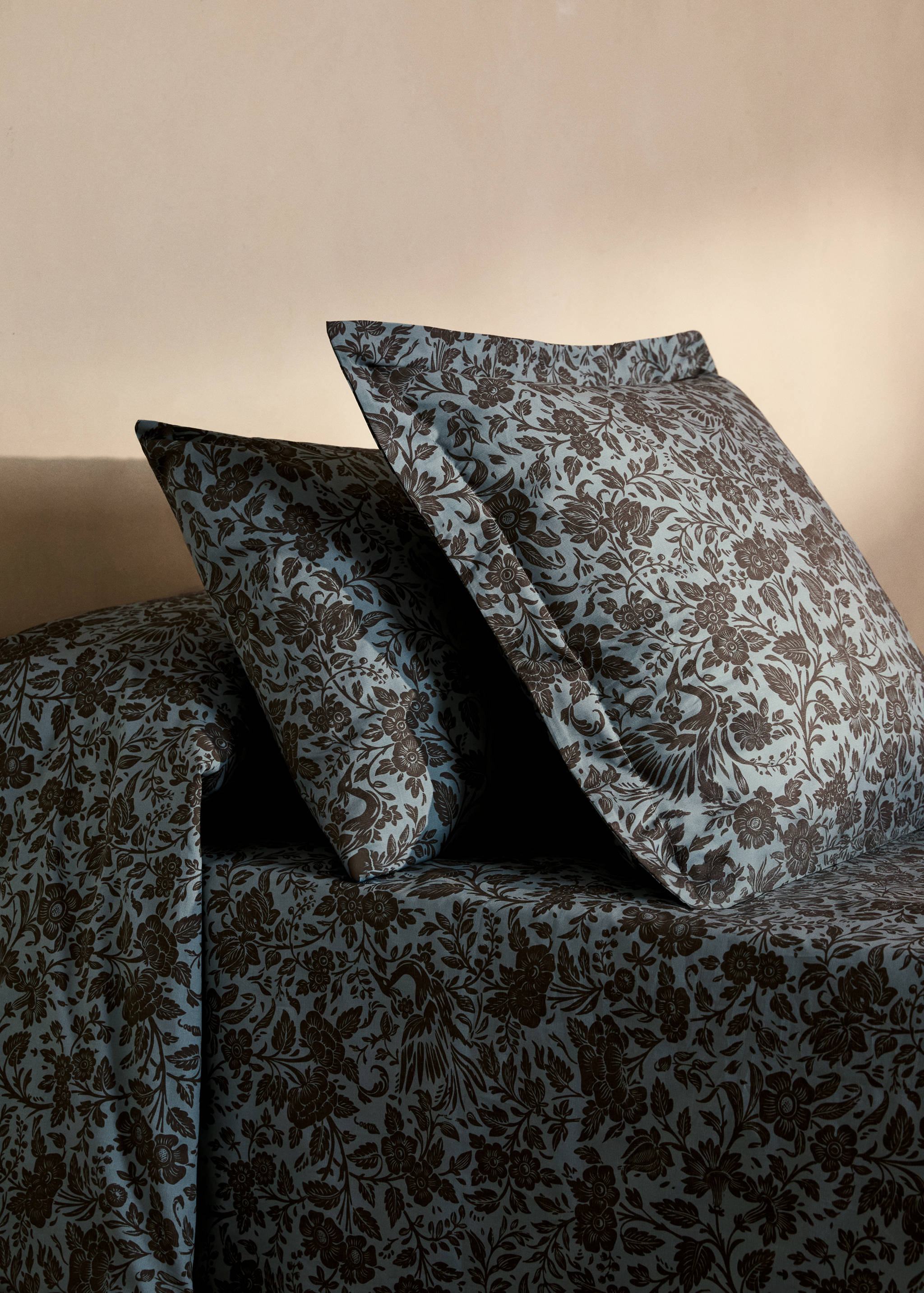 To putetrekk i bomullsperkal med tofargede blomstermønstre, 60x60 cm - Total bildeutsnitt