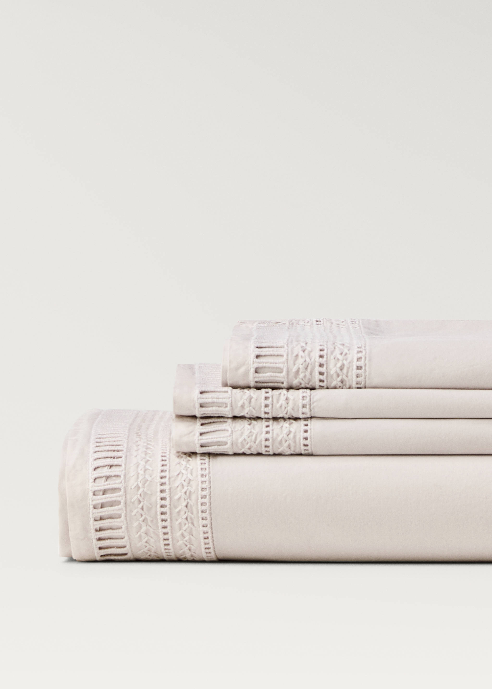 Top sheet with embroidered finish for 180/200 cm bed - Details of the article 2