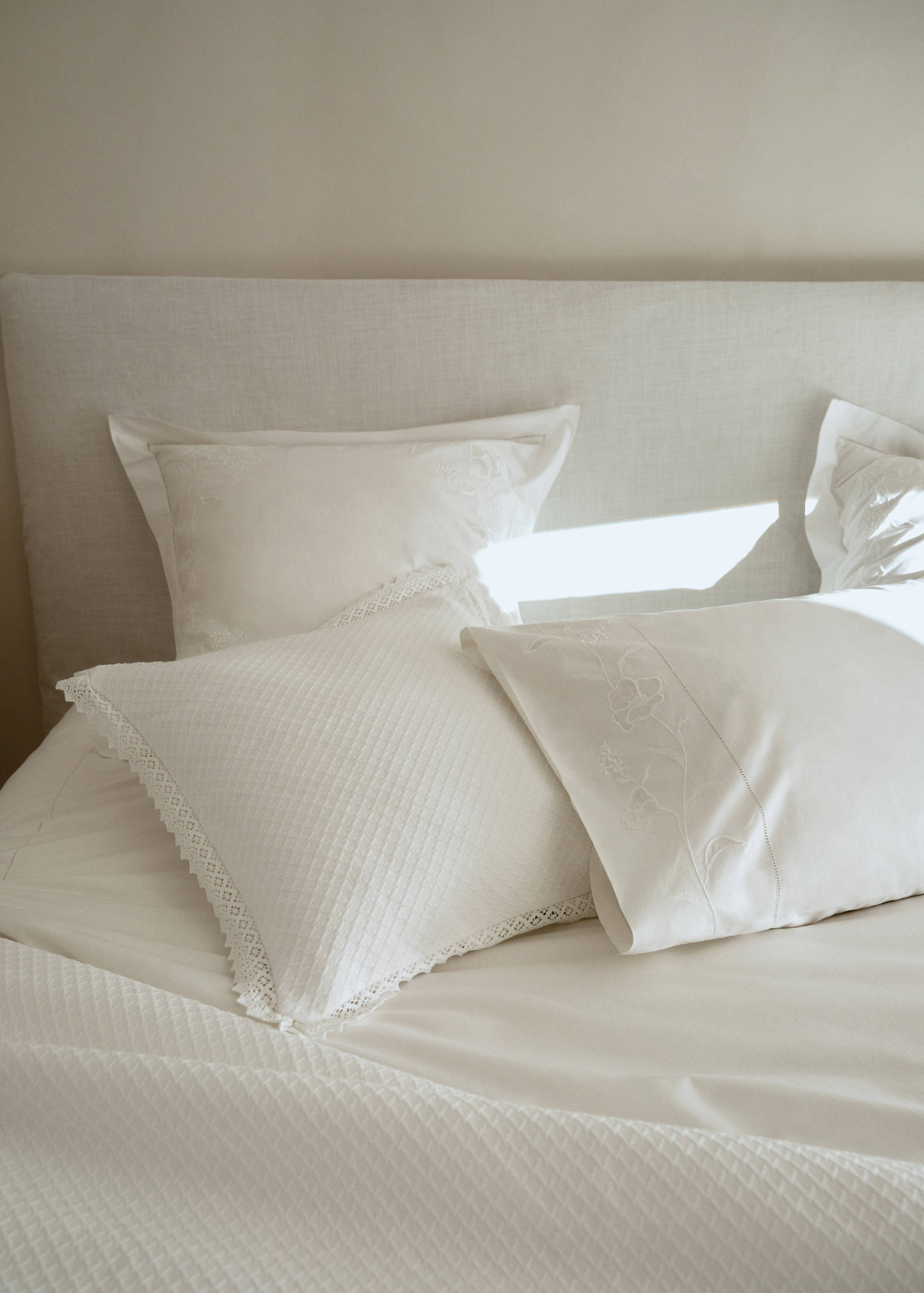 Taie d’oreiller coton brodé à la main fleur 45x110 cm - Détail de l'article 6