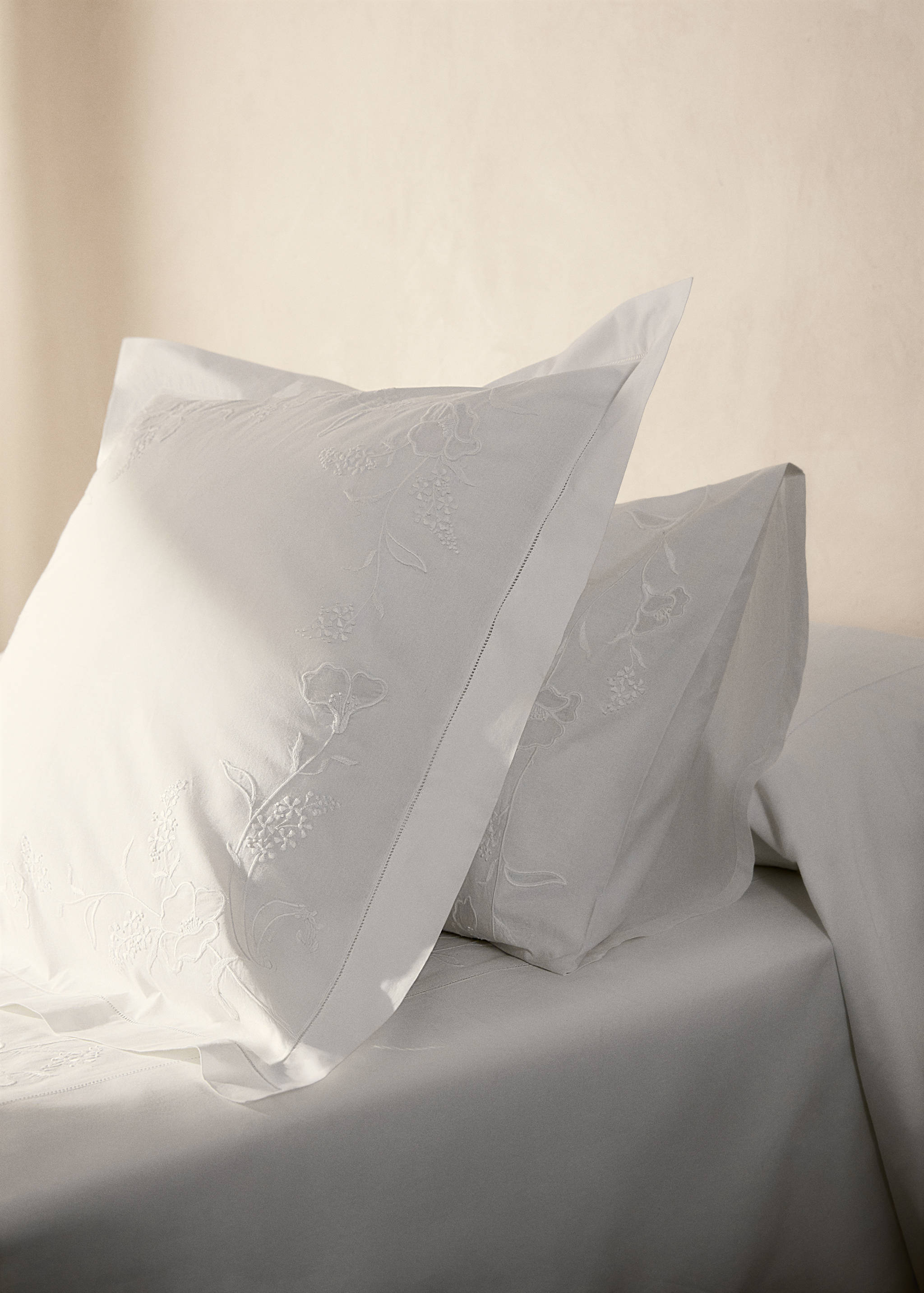 Two cotton pillowcases with hand-embroidered flowers 60x60 cm - General plane