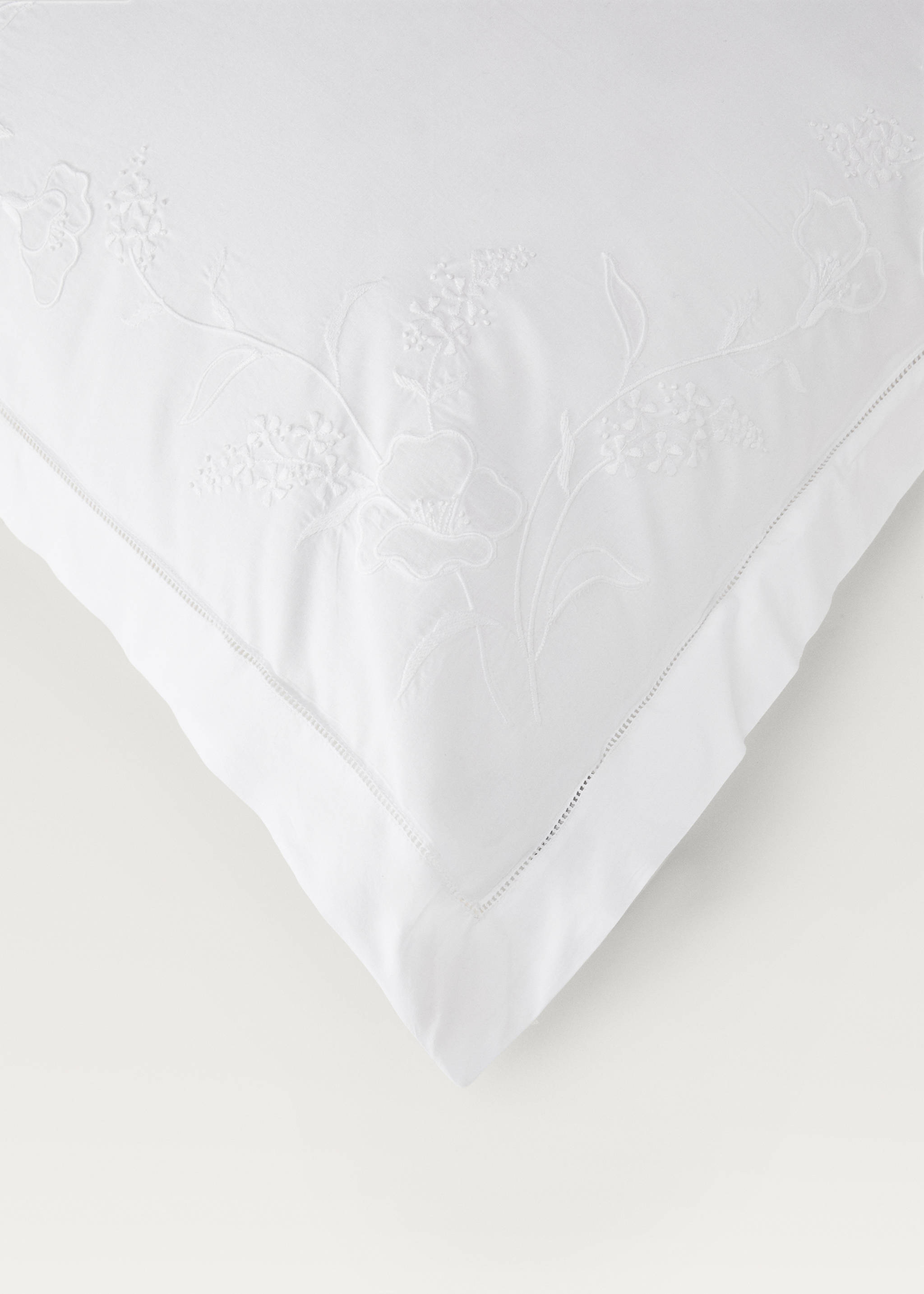 Two cotton pillowcases with hand-embroidered flowers 60x60 cm - Details of the article 2