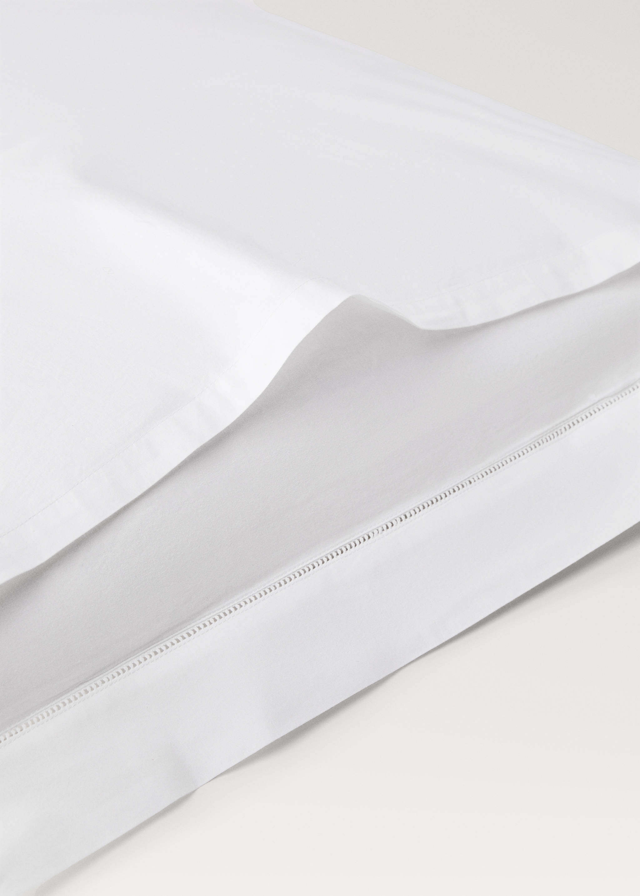 Two cotton pillowcases with hand-embroidered flowers 60x60 cm - Details of the article 3