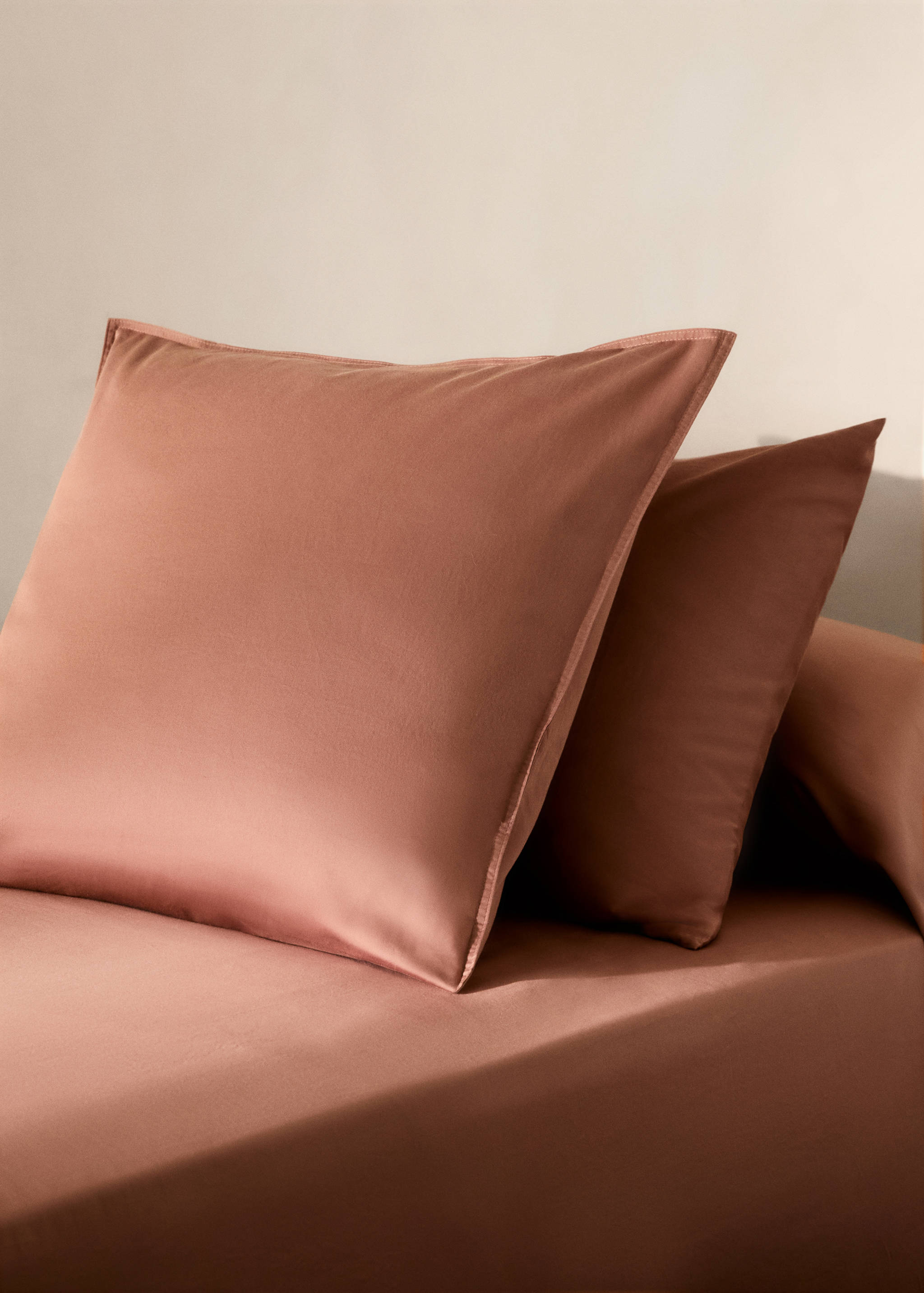 Zwei Kopfkissenbezüge aus gewaschener Baumwollsatin mit doppelter Steppnaht, 60 x 60 cm - Allgemeine Ansicht