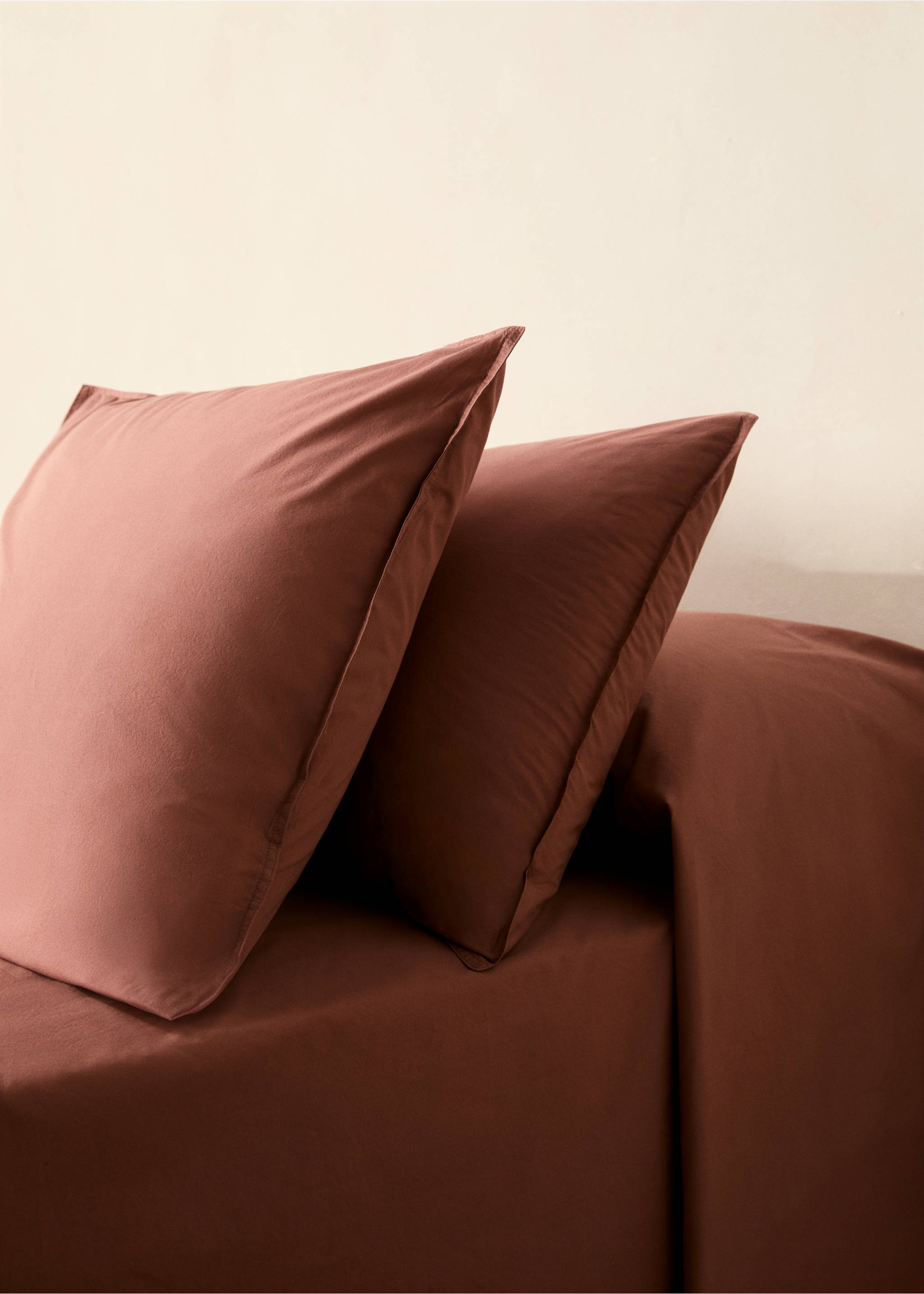 İki adet çift dikişli poplin pamuklu yastık kılıfı 60x60 cm - Genel plan, Orta Pembe. Ref: 87013031-00.