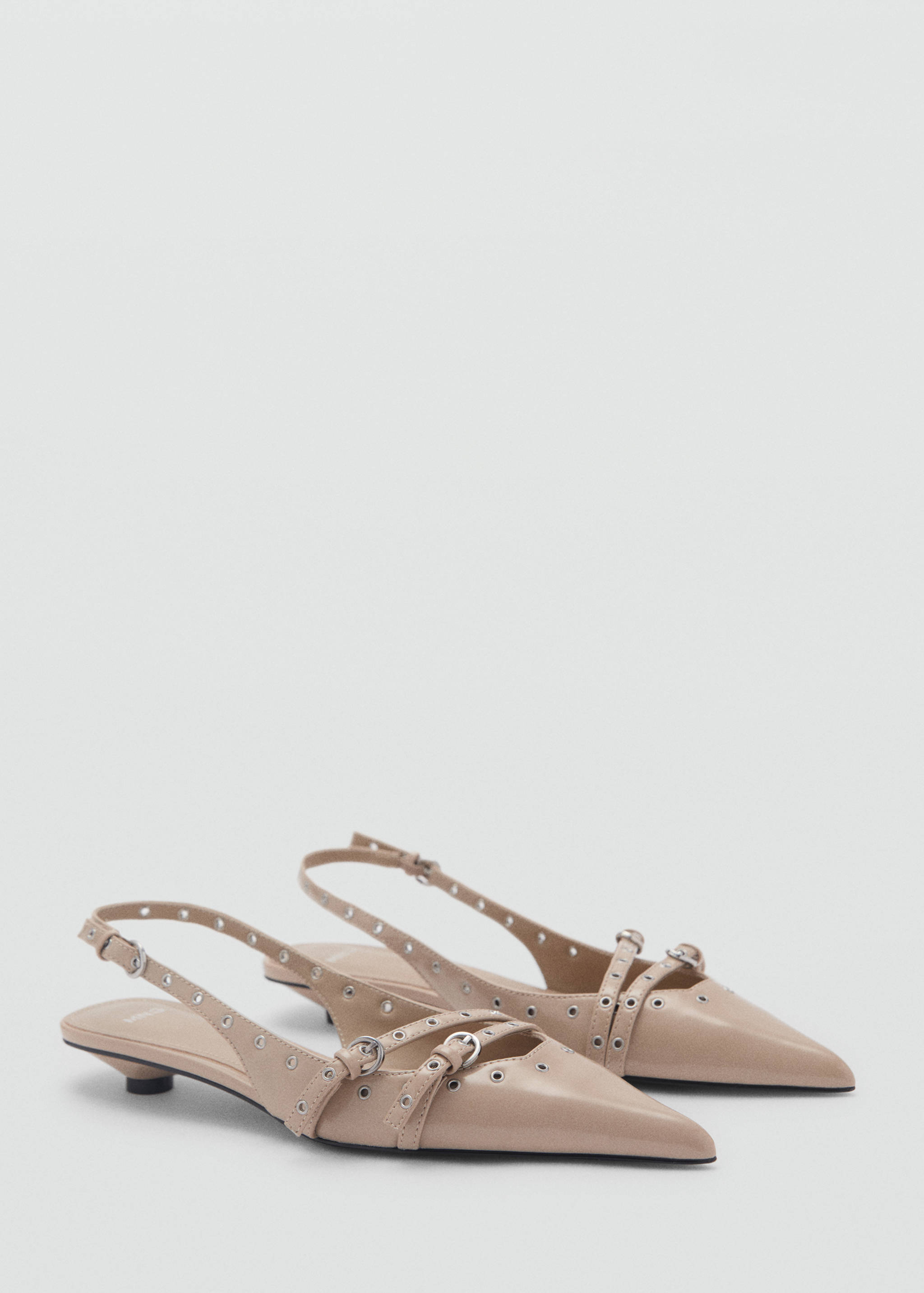 Zapato kitten troquelado - Plano medio