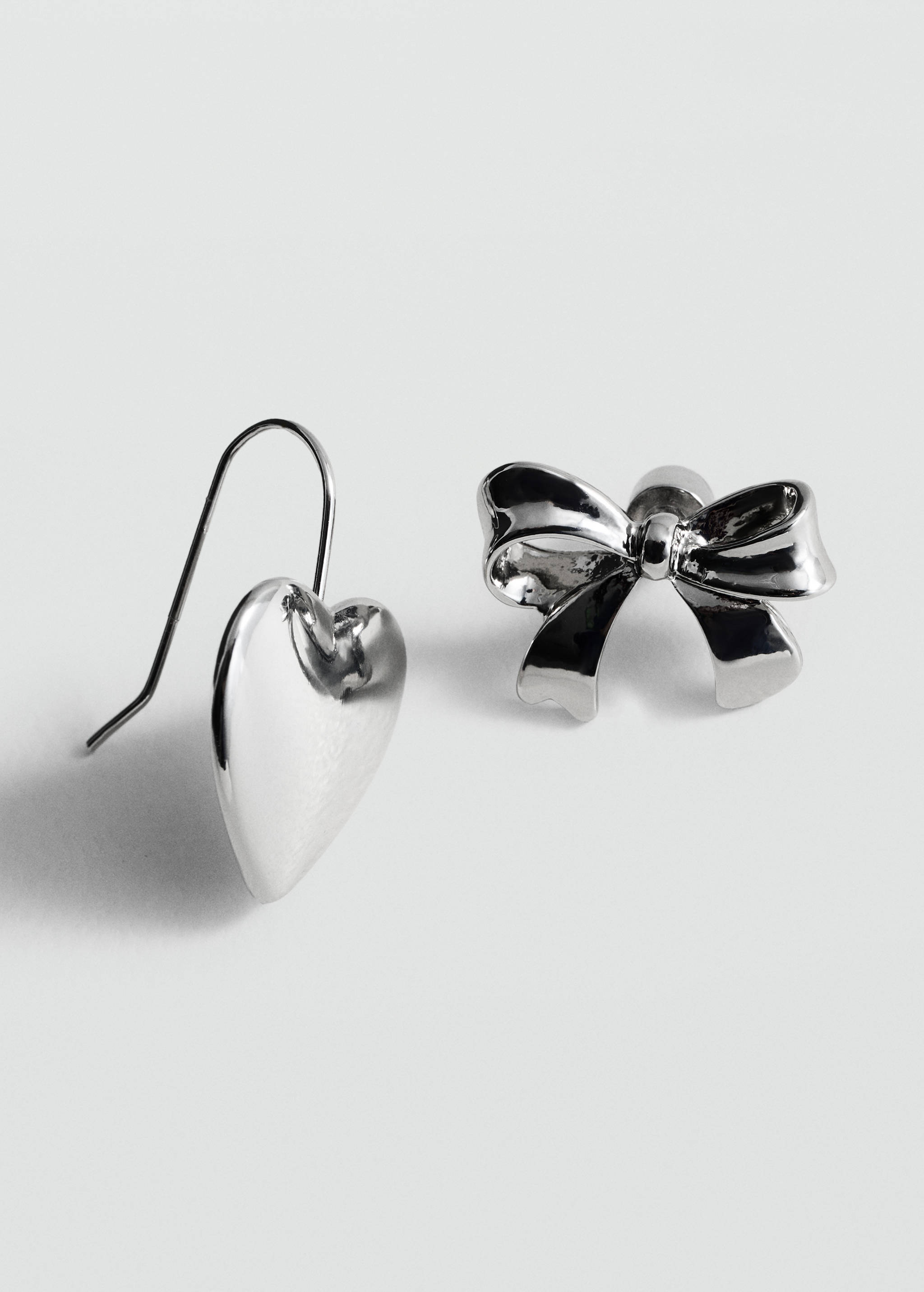 Verschiedene Ohrringe im Set - Mittlere Ansicht