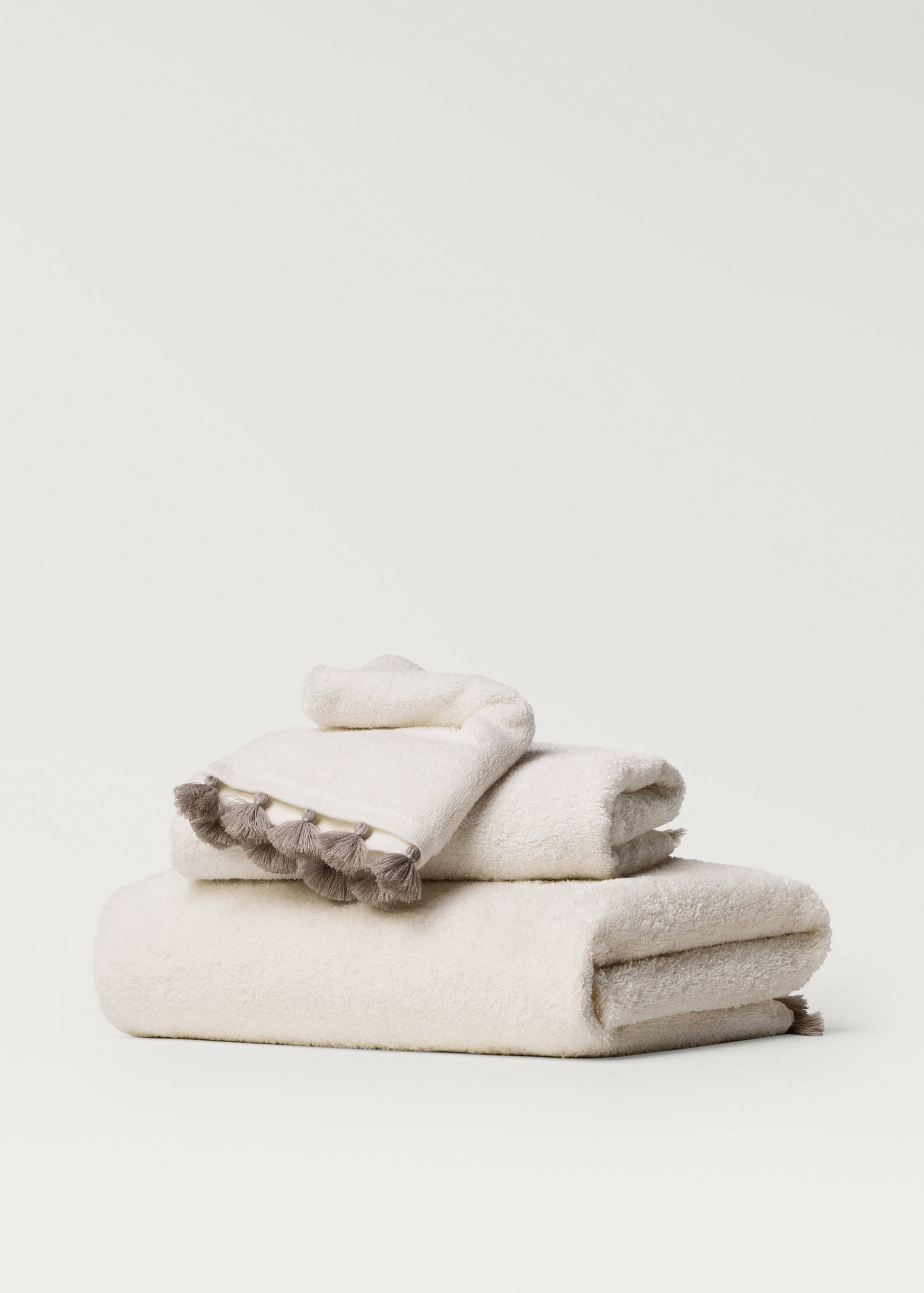Towel with contrasting pom-poms - Article without model