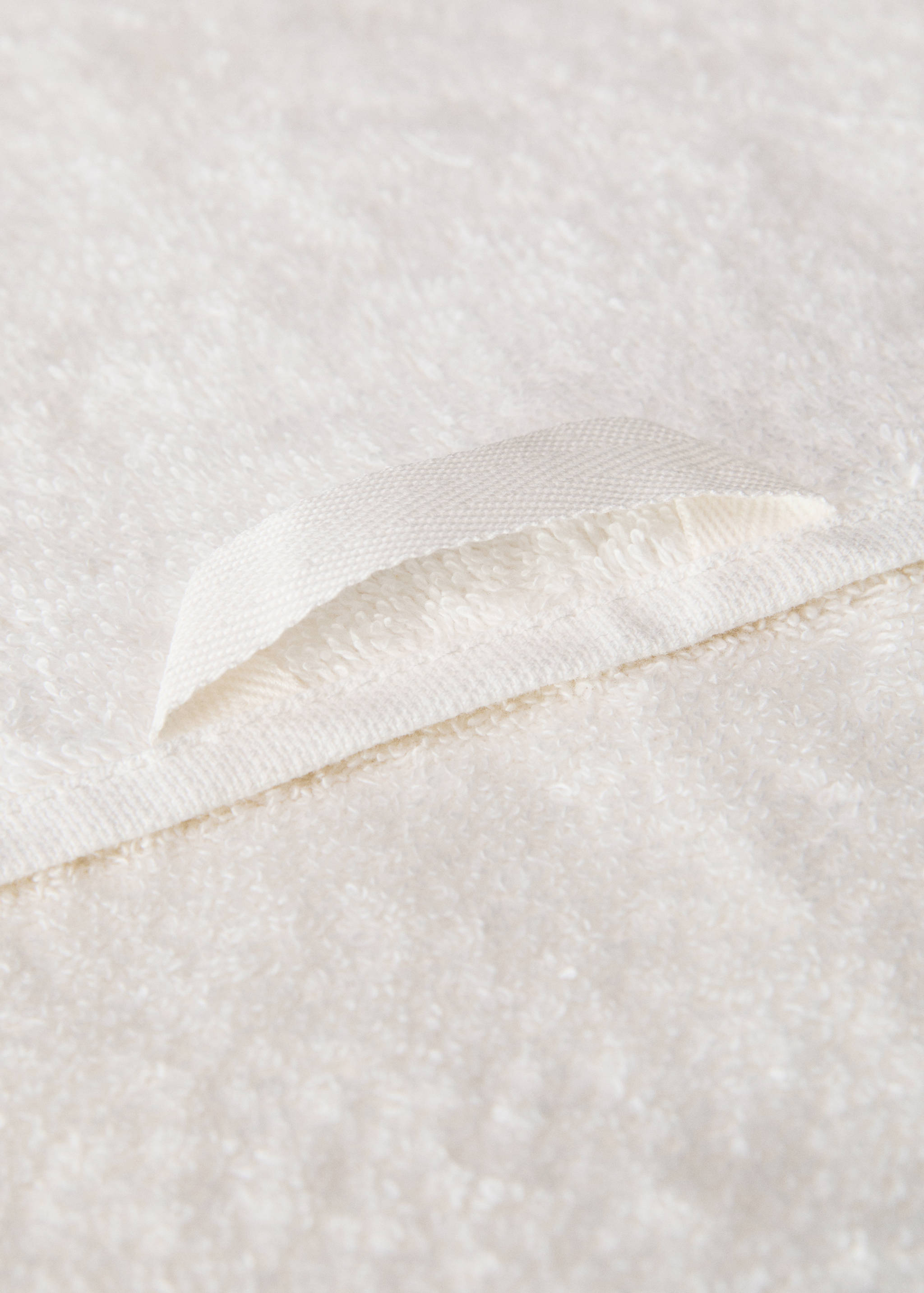 Towel with contrasting pom-poms - Details of the article 1