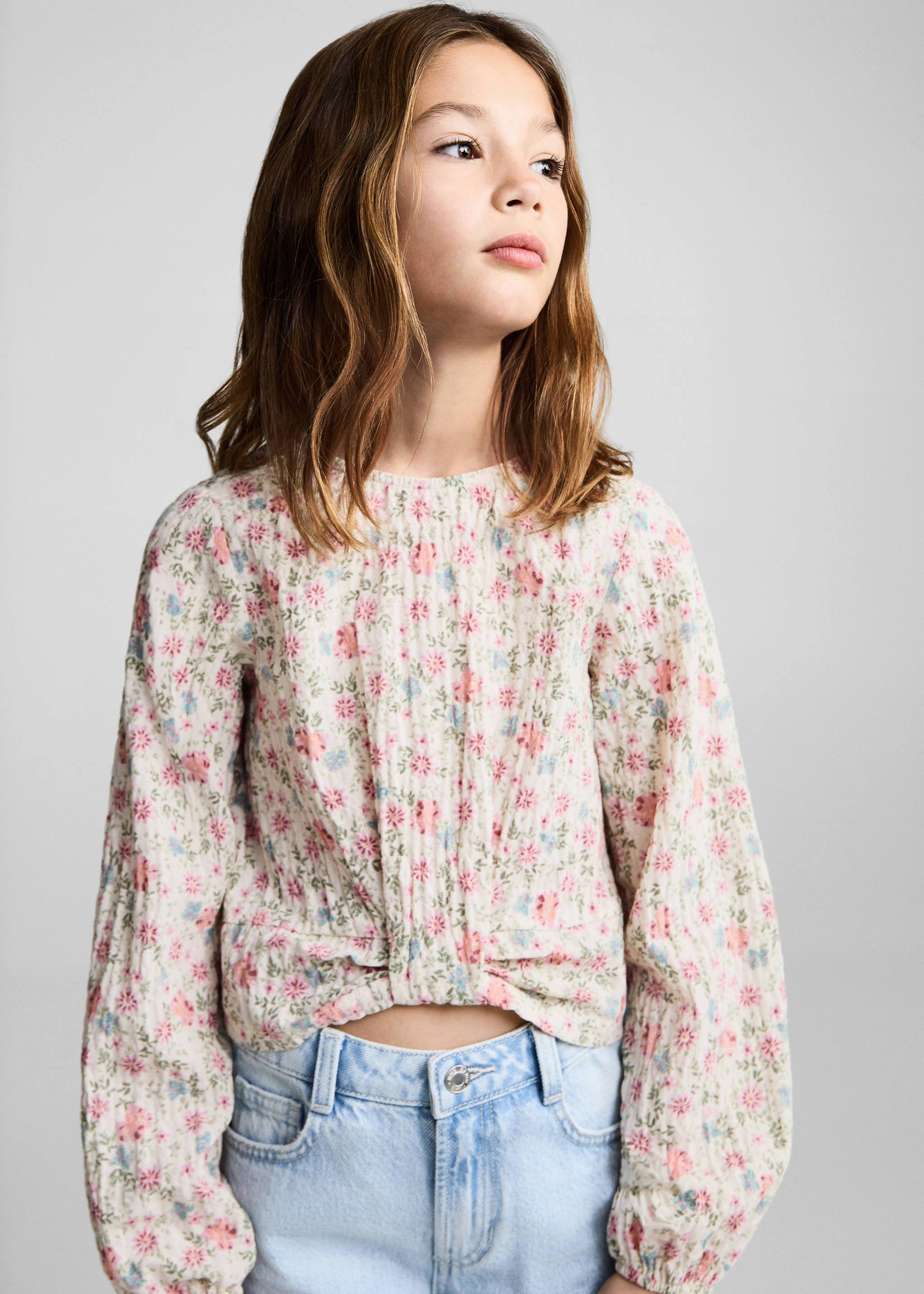 Blouse à fleurs - Plan moyen
