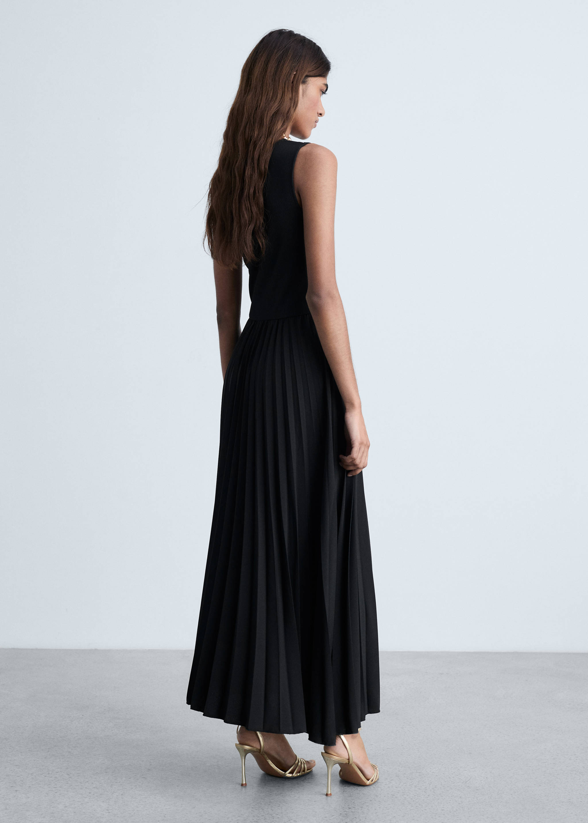 Pleated long dress - Reverse of the article