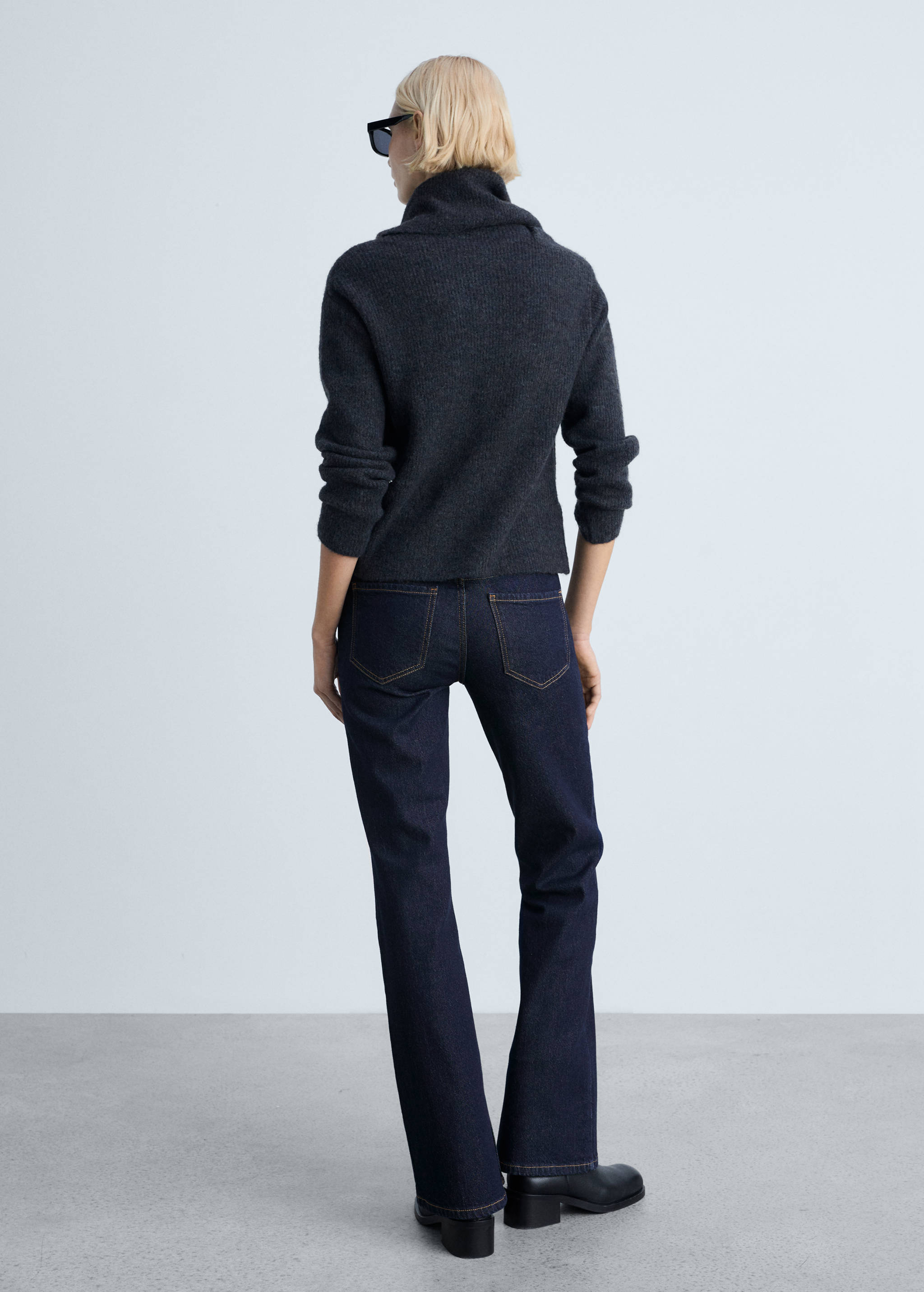 Rinse-wash flared jeans with openings - Reverse of the article