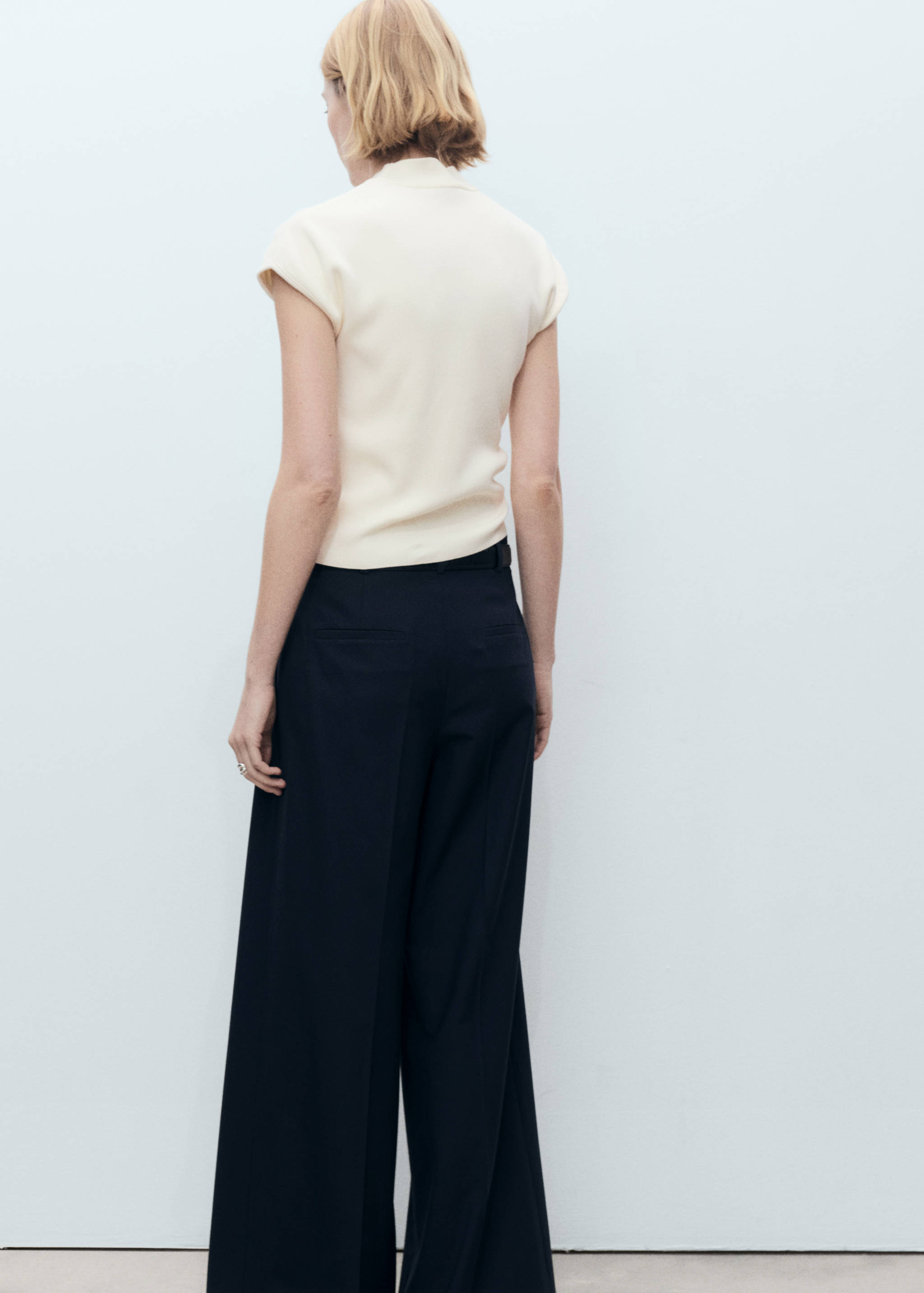 Short-sleeved fine-knit sweater - Reverse of the article