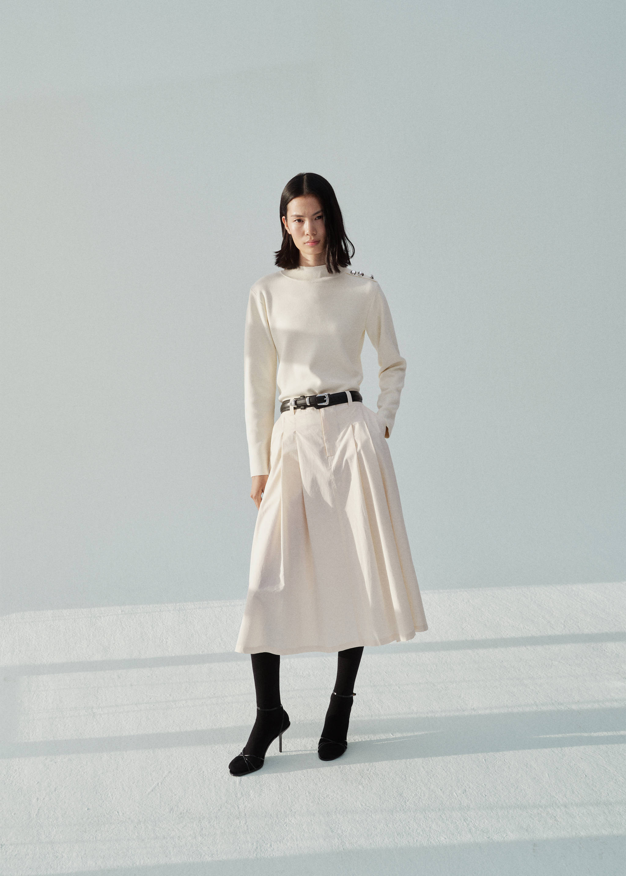 Вязаный джемпер с декоративными пуговицами - Общий план