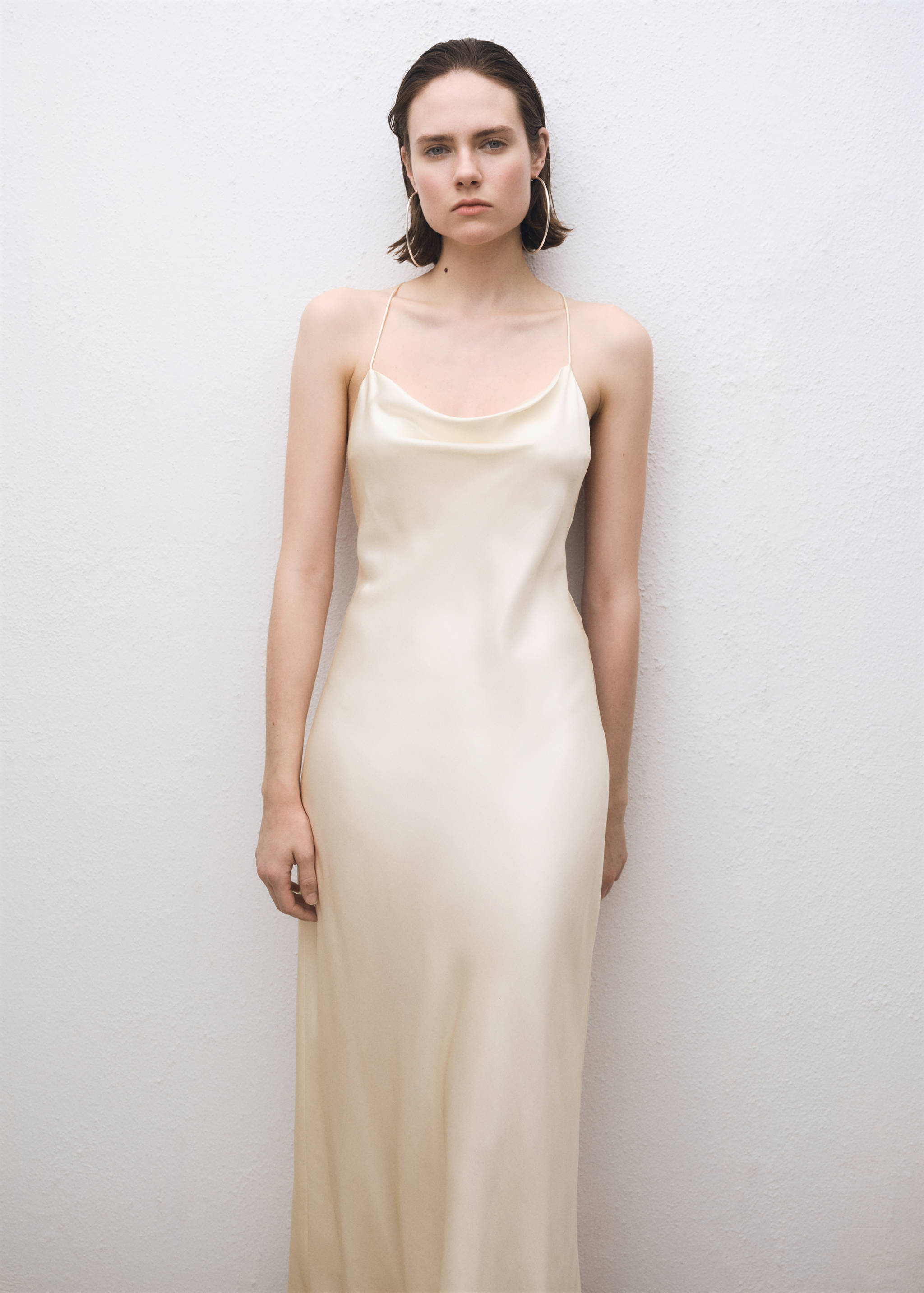 Robe soie encolure drapée - Plan moyen