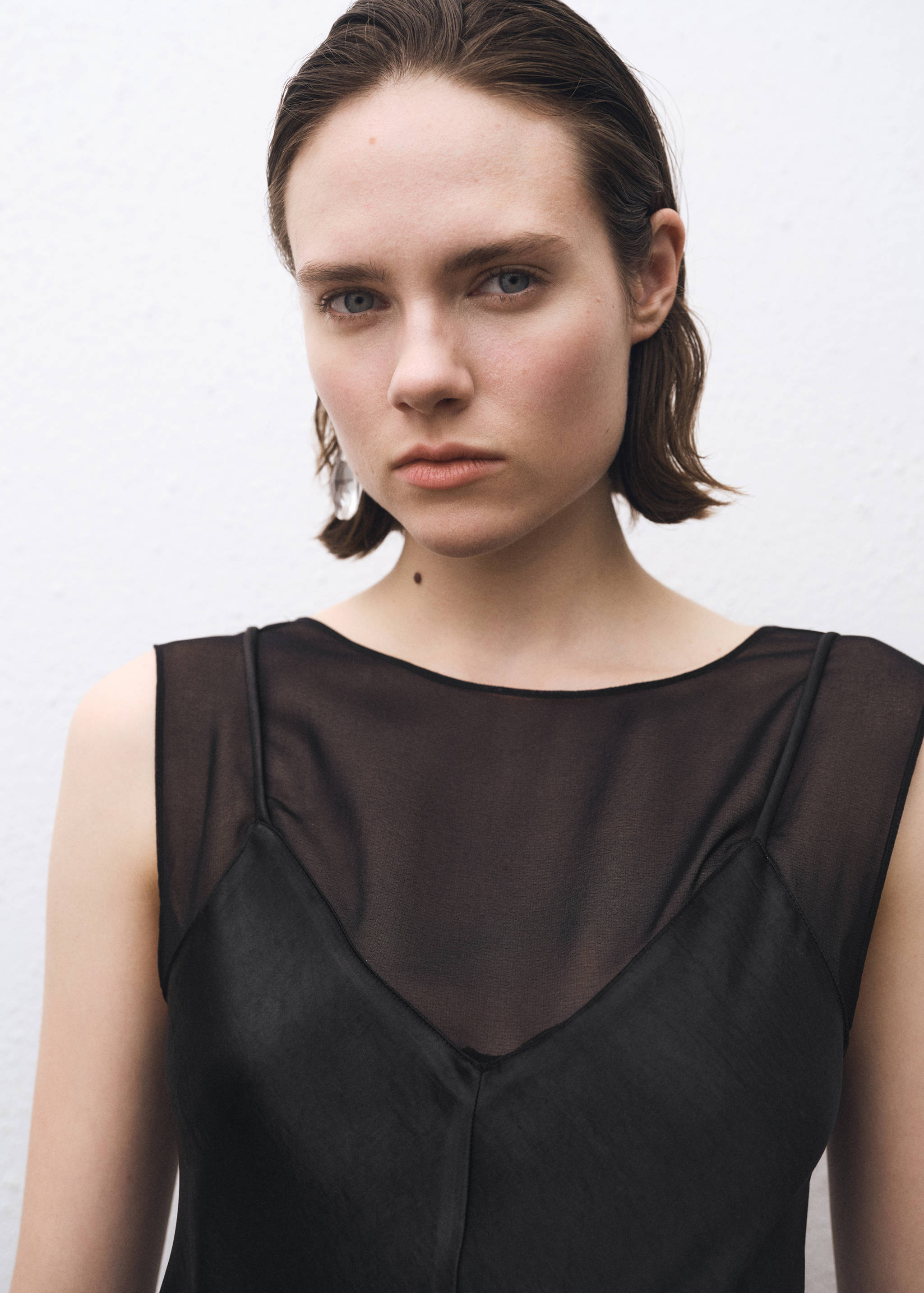 Contrasting satin dress - Details of the article 1