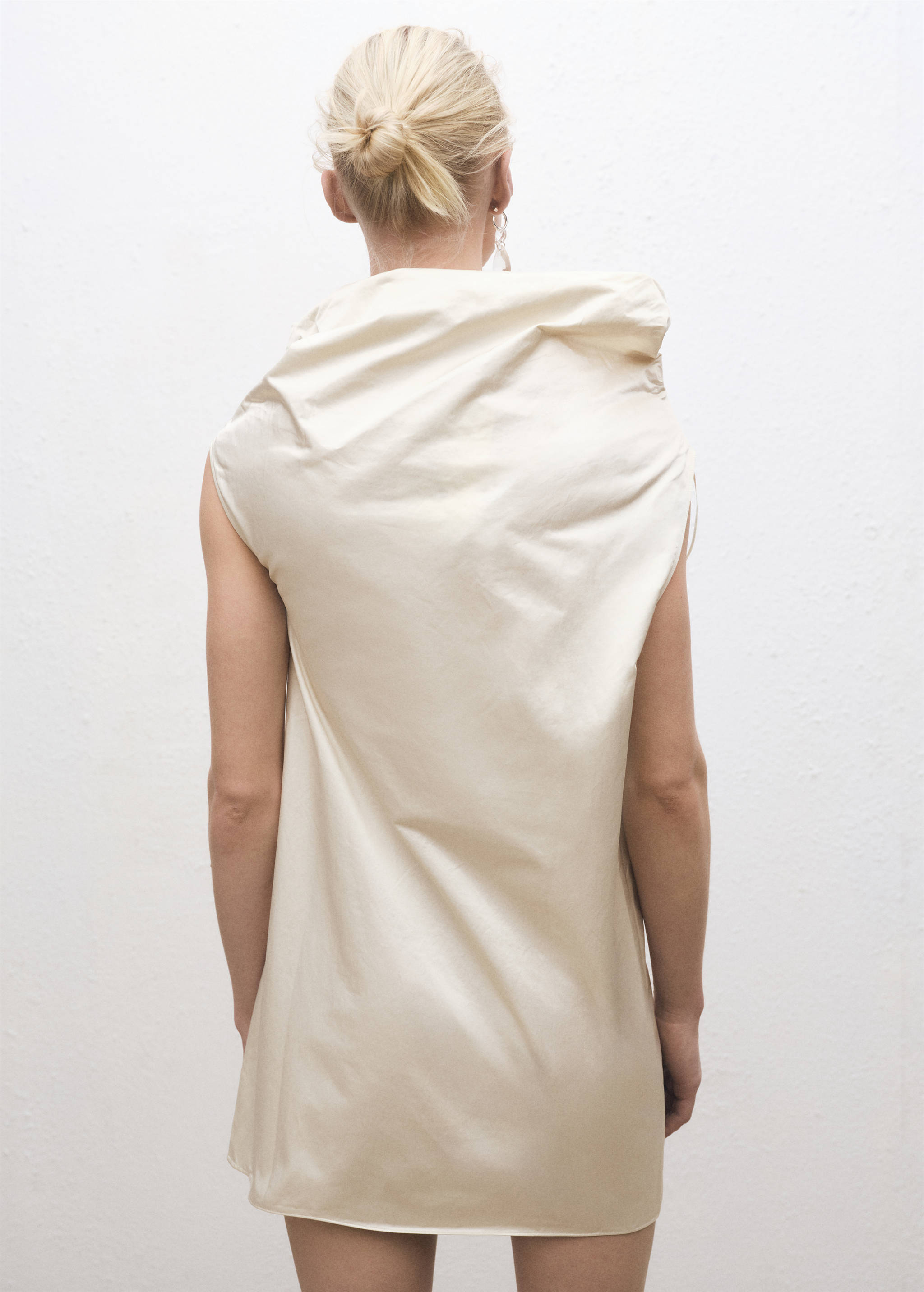 Cotton dress with draped collar - Reverse of the article