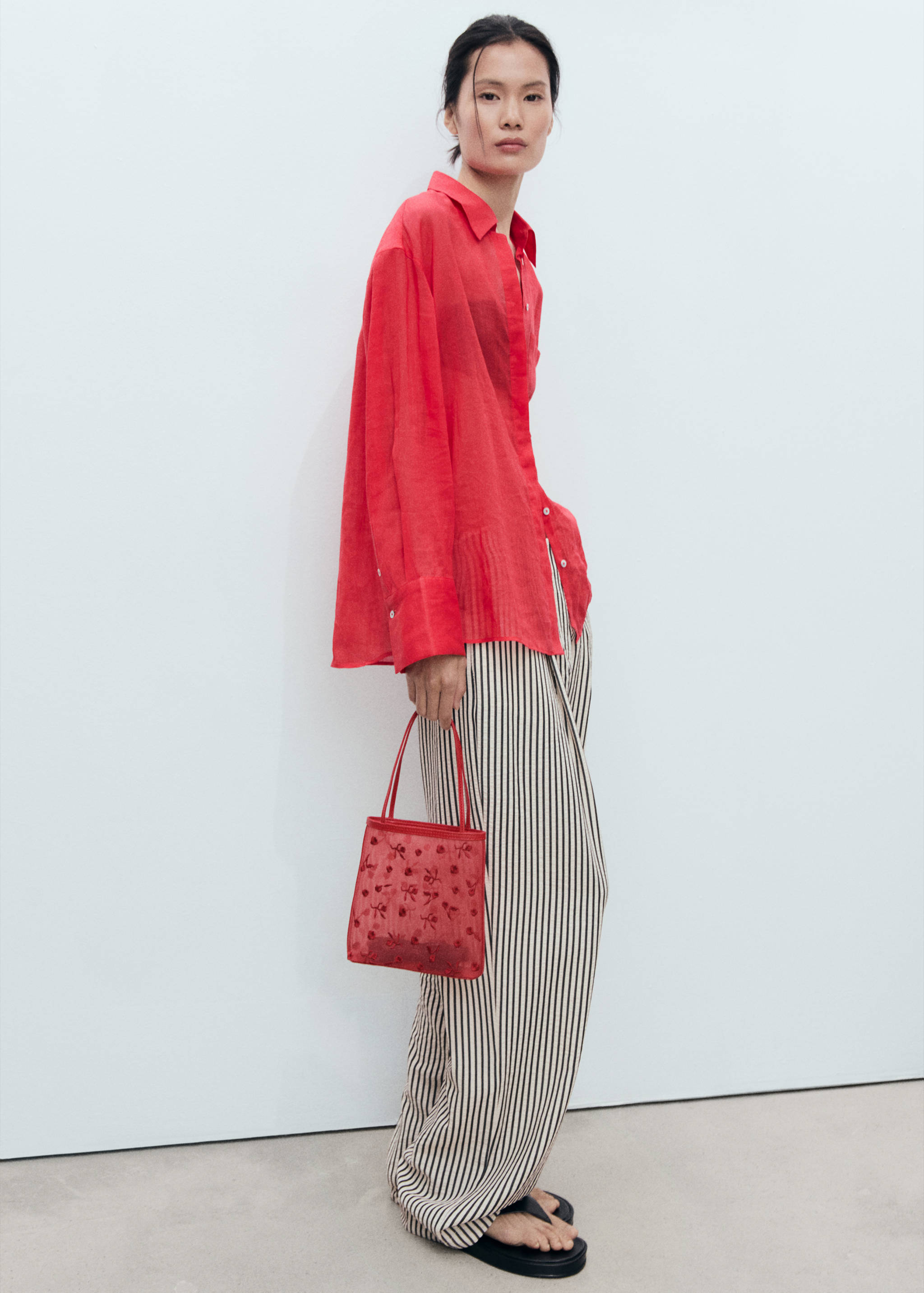 Flower-embroidered mesh bag - General plane