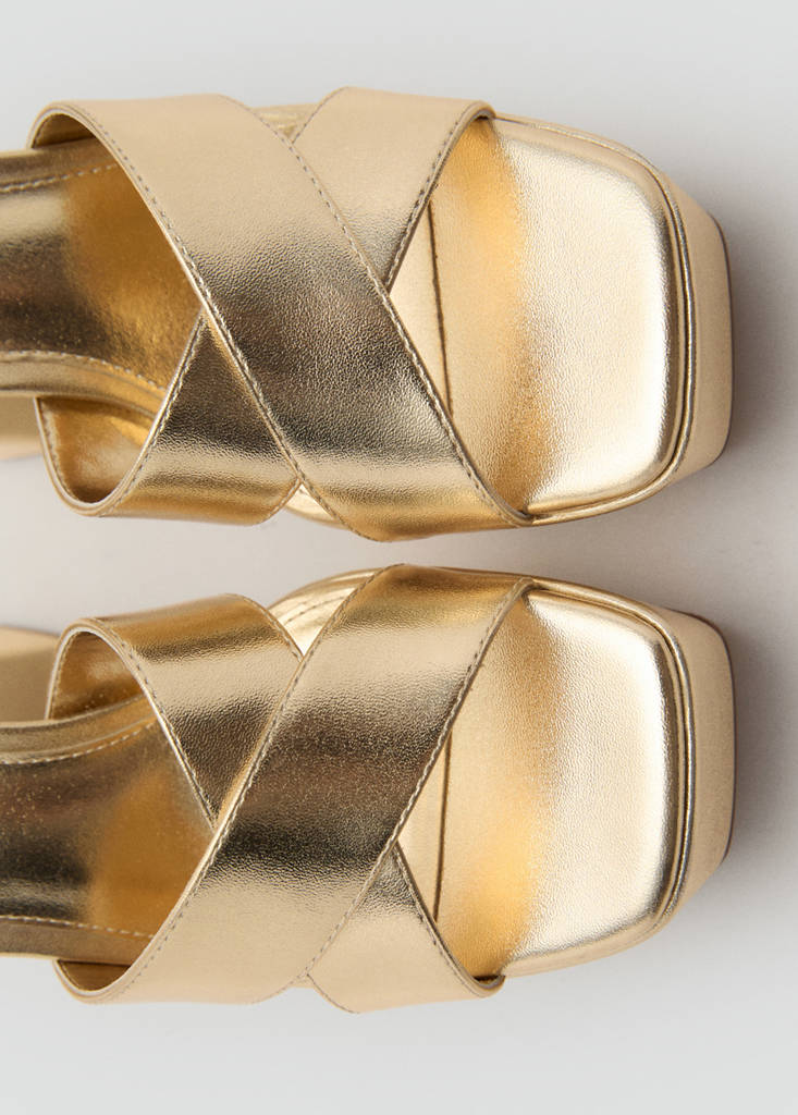 Metallic straps sandals — Gold