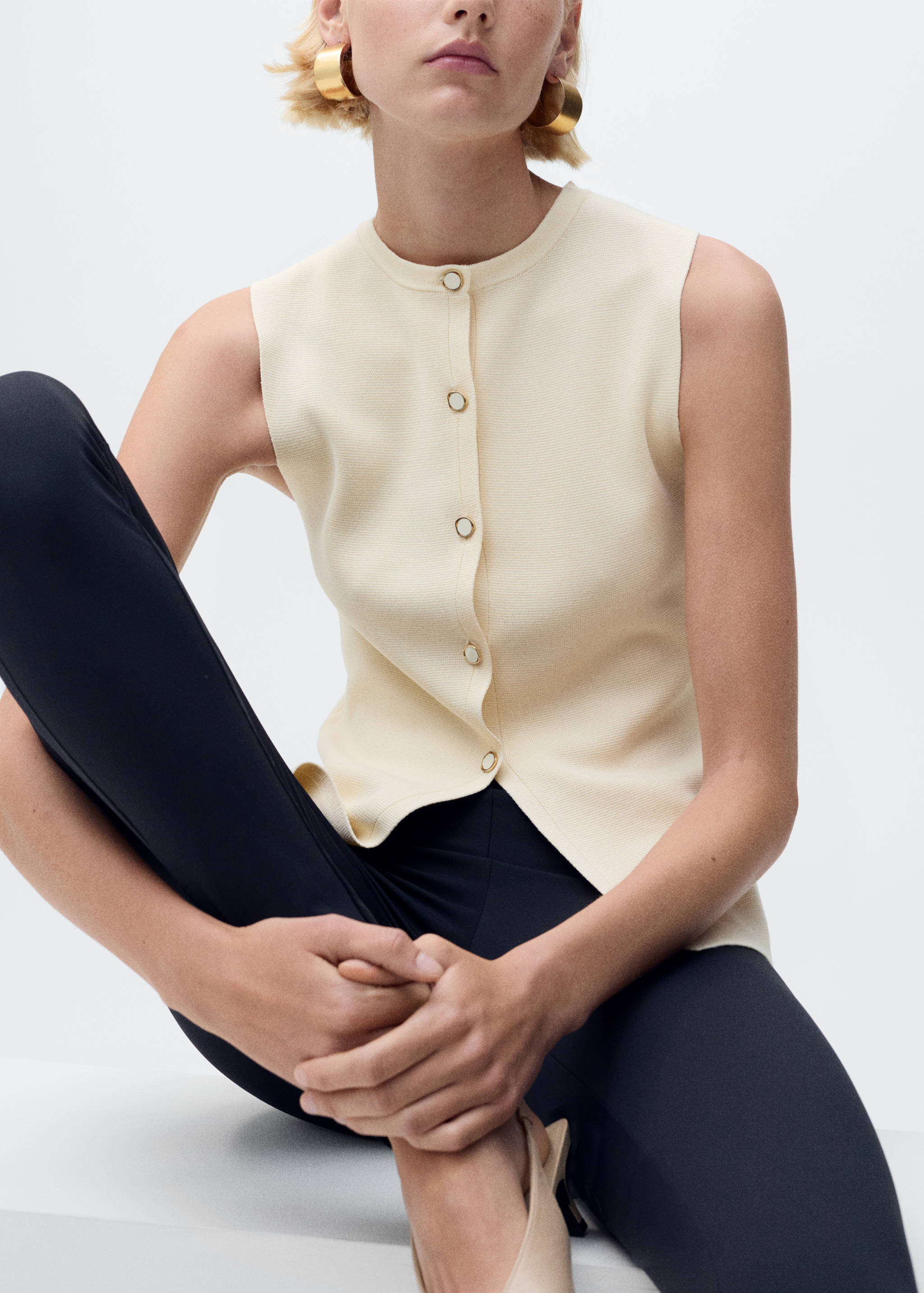 Colete de malha fina com botões - Pormenor do artigo 2