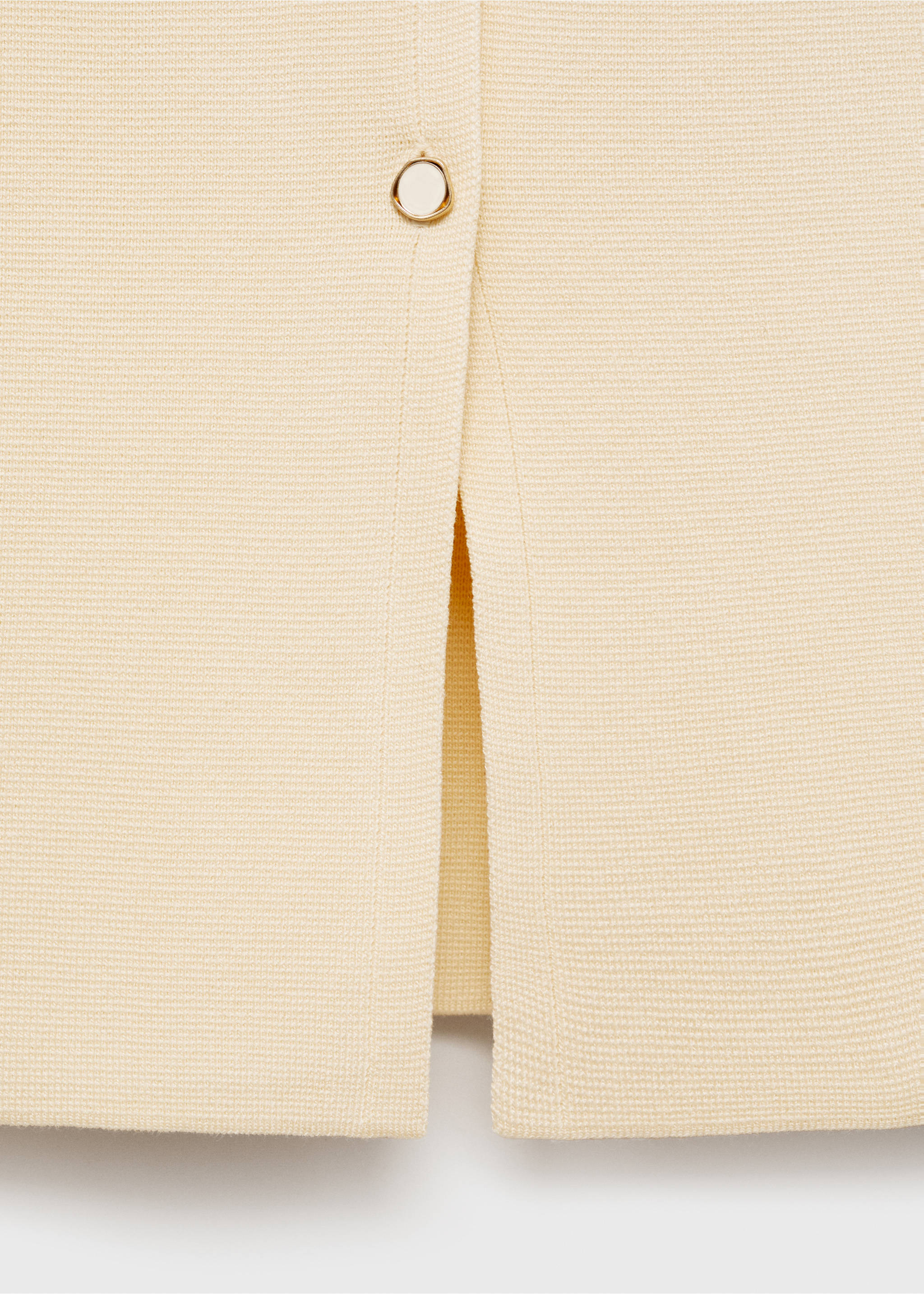 Fine-knit waistcoat with buttons - Details of the article 8, Ecru. Ref: 87015764-00.