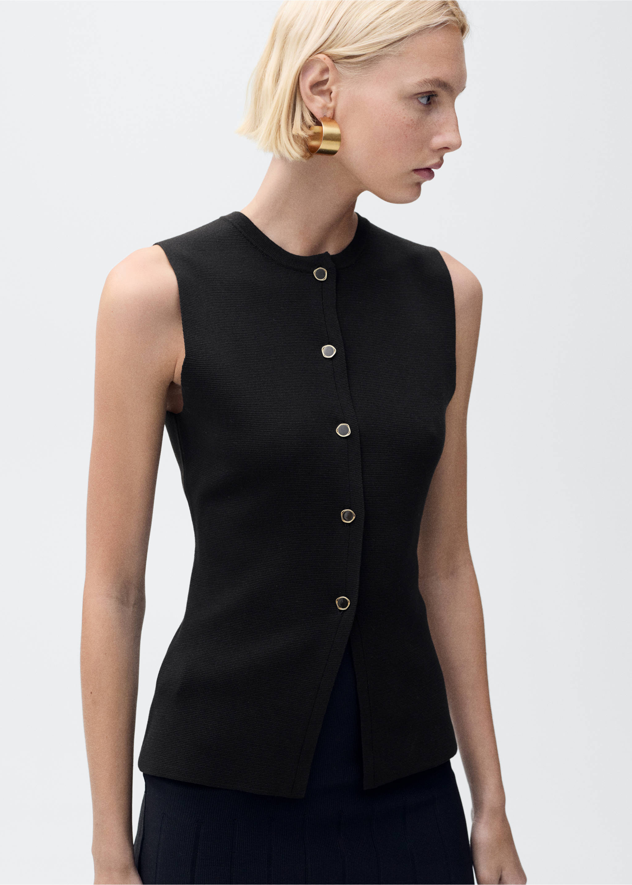 Fine-knit waistcoat with buttons - Medium plane, Chocolate. Ref: 87015764-00.