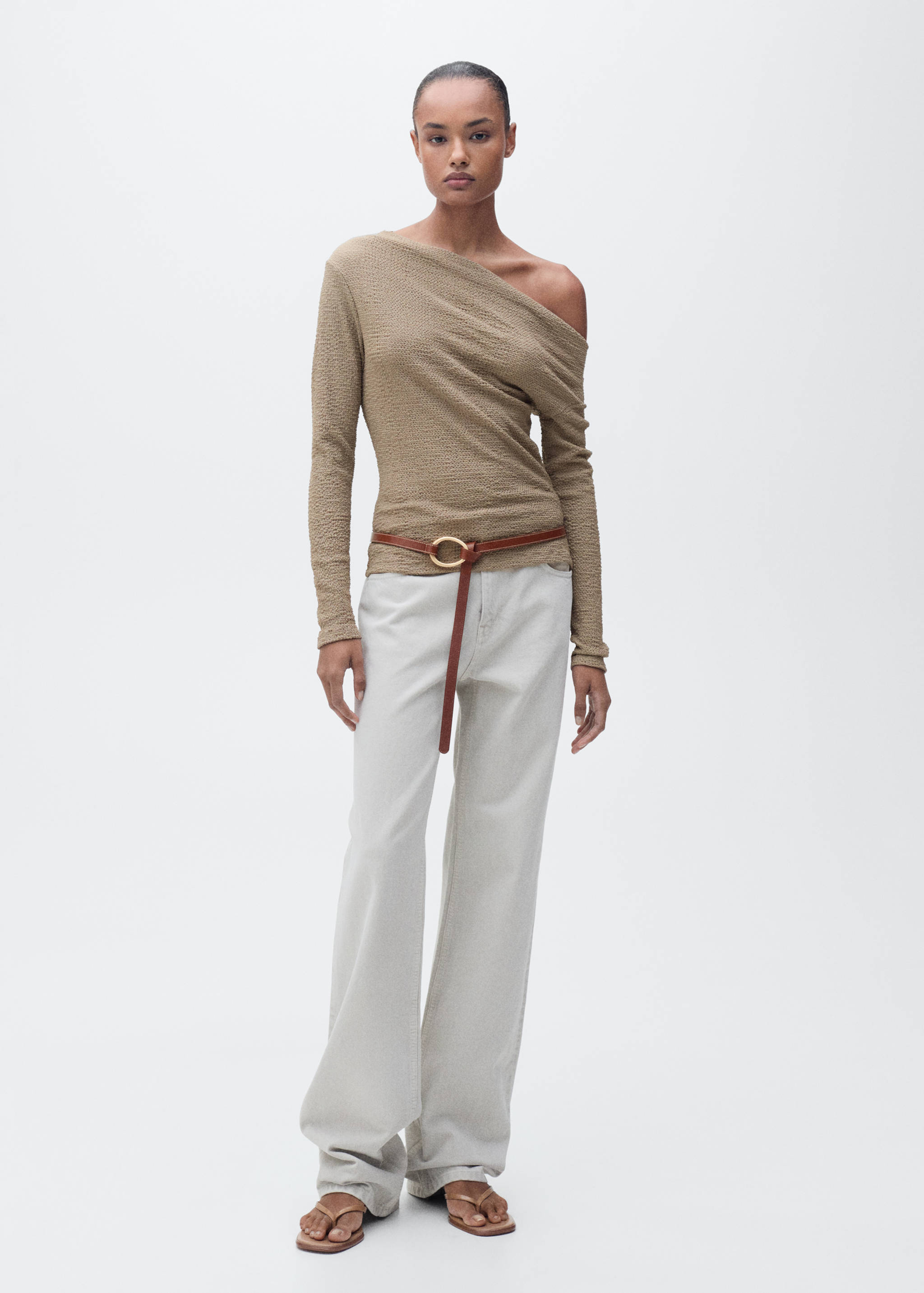 Camiseta cuello asimétrico textura - Plano general