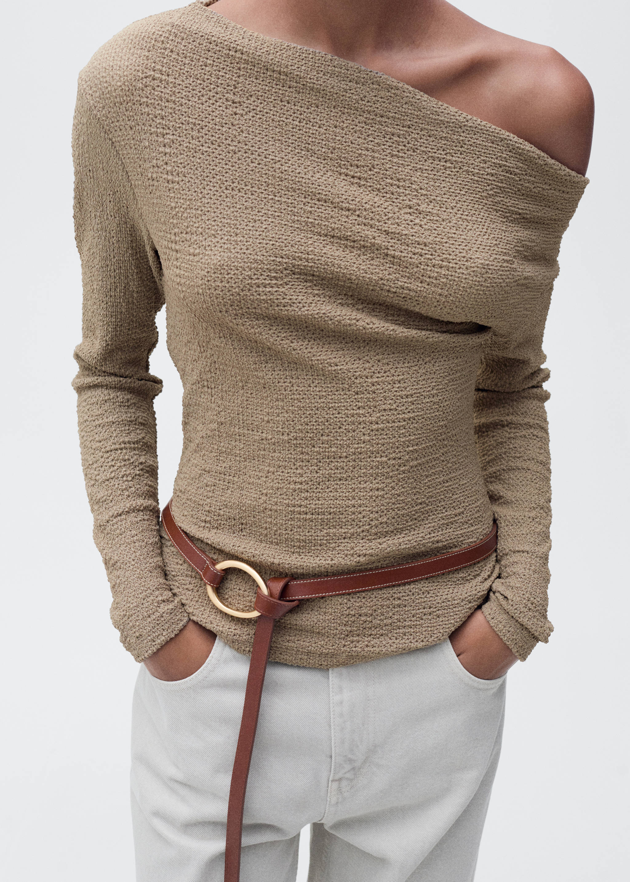 Camiseta cuello asimétrico textura - Plano medio