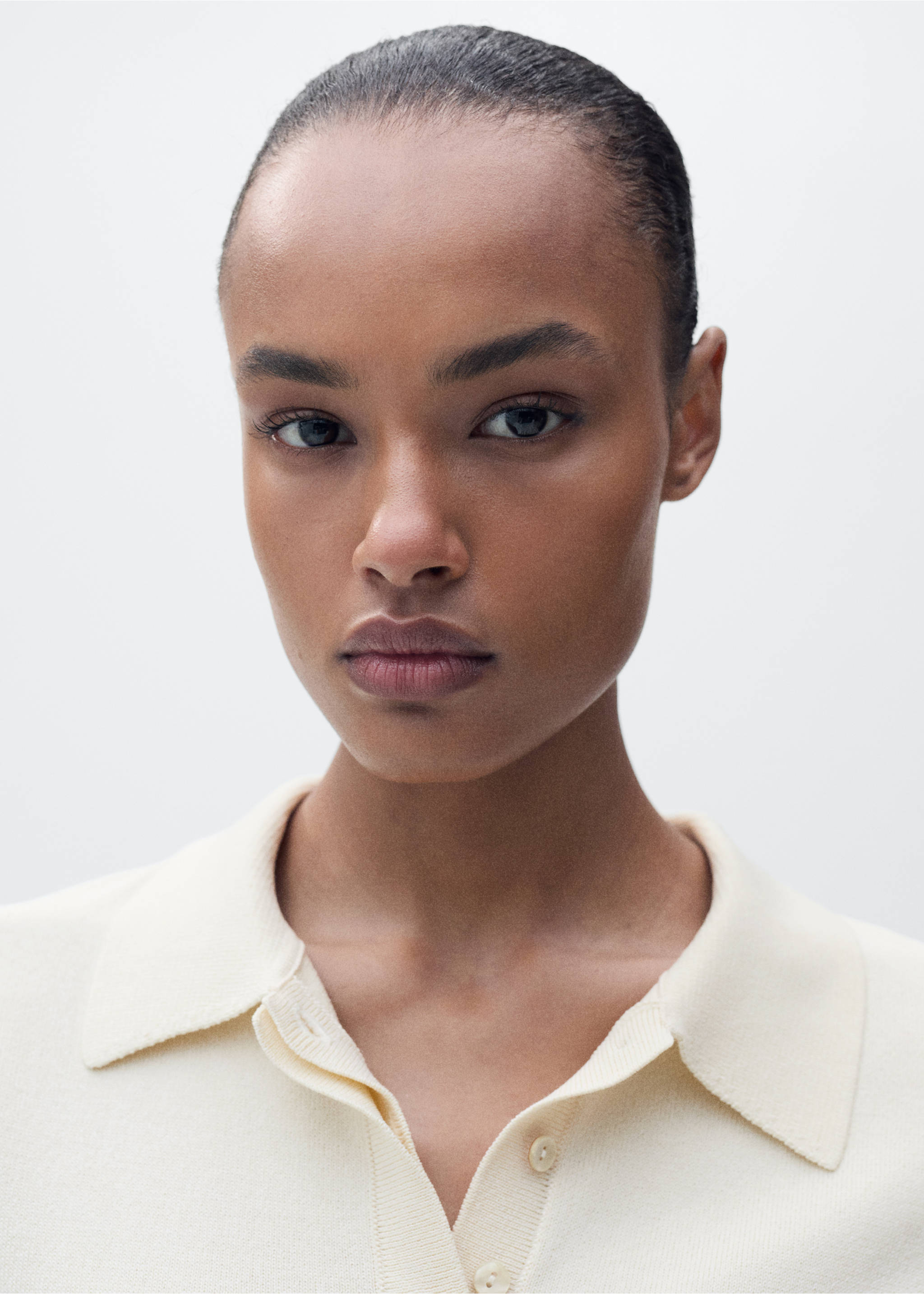 Short-sleeved sweater with knot detail - Details of the article 1, Ecru. Ref: 87015768-00.