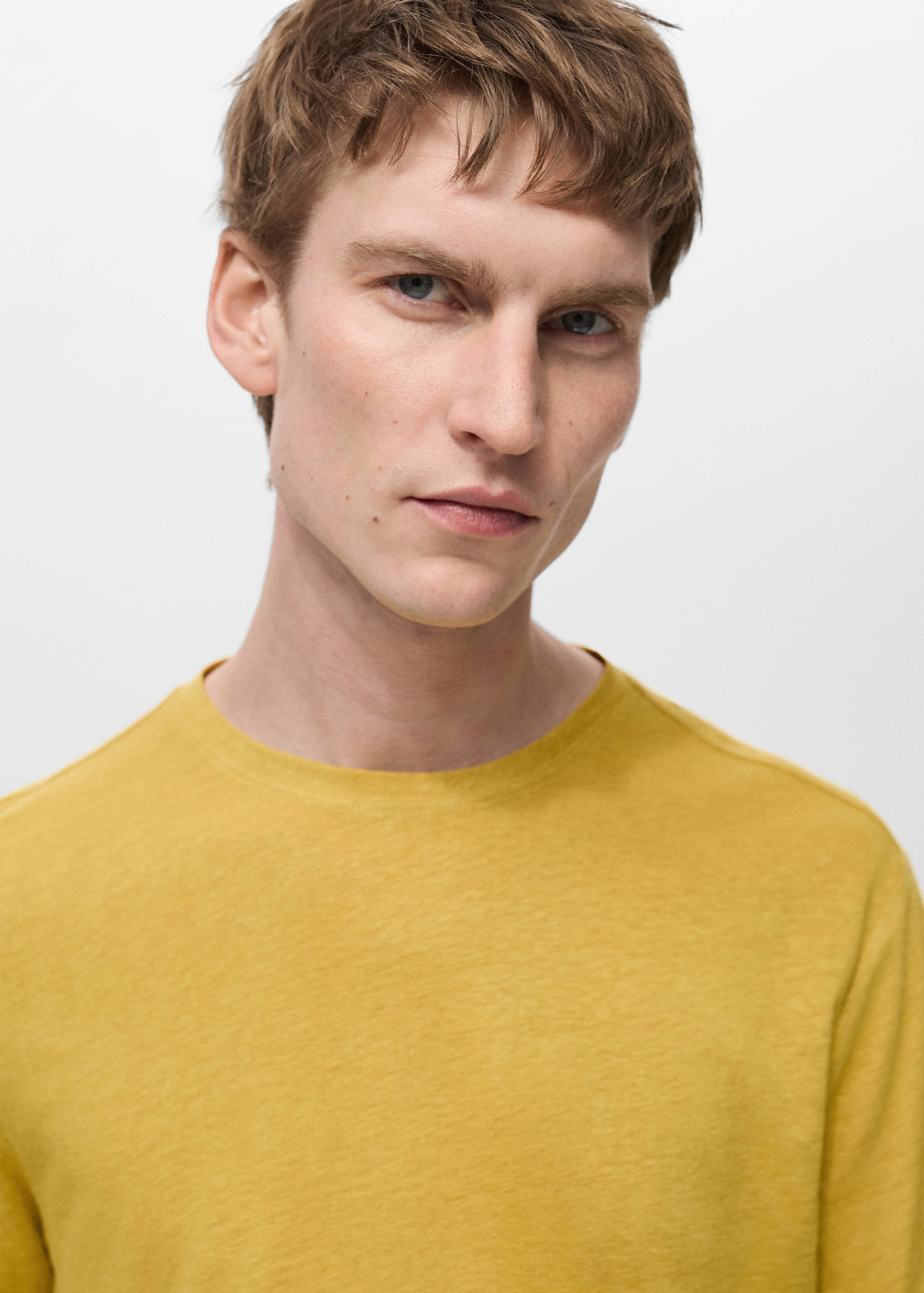 Linen slim-fit t-shirt - Details of the article 2