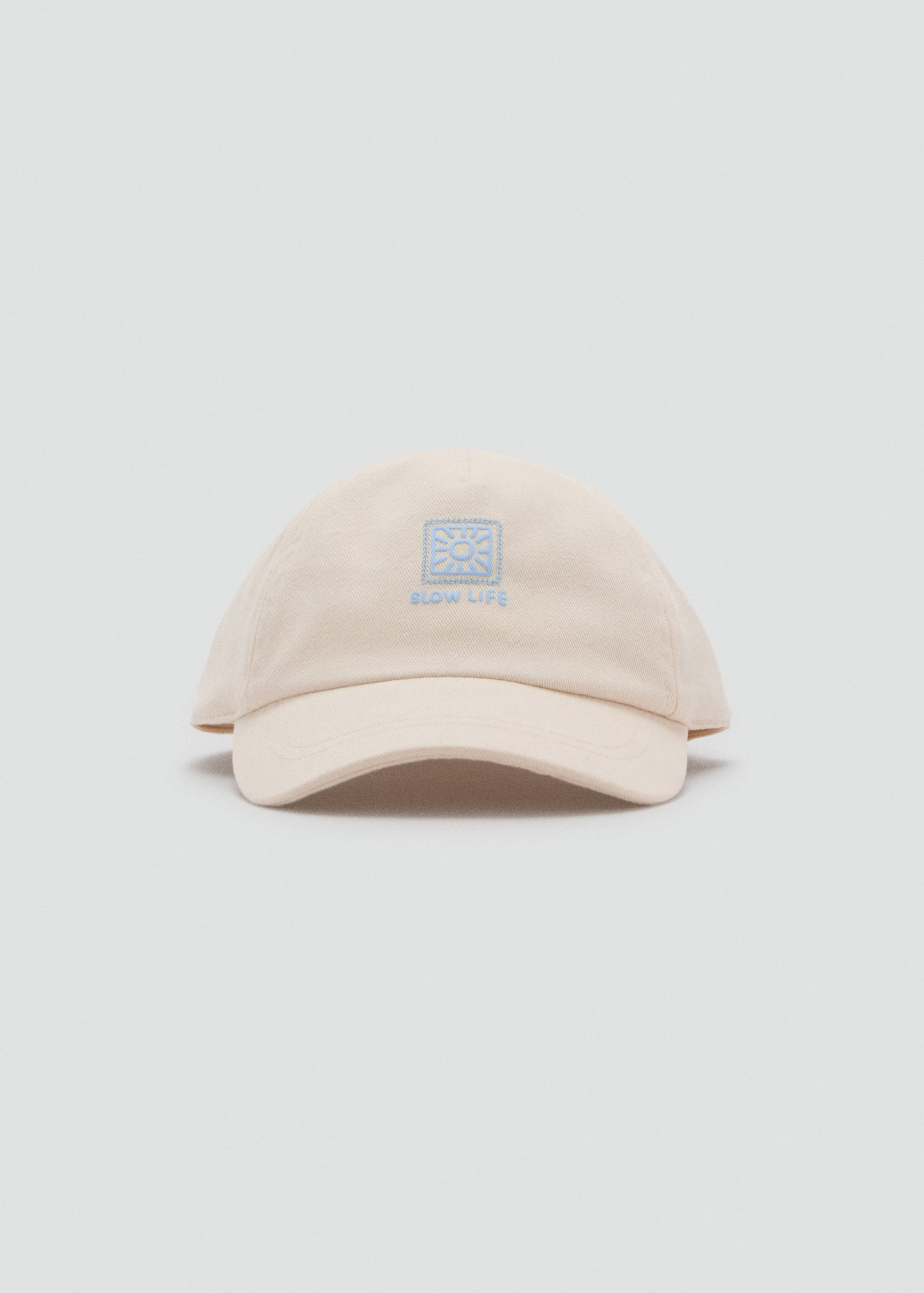 Casquette détail brodé - Plan moyen