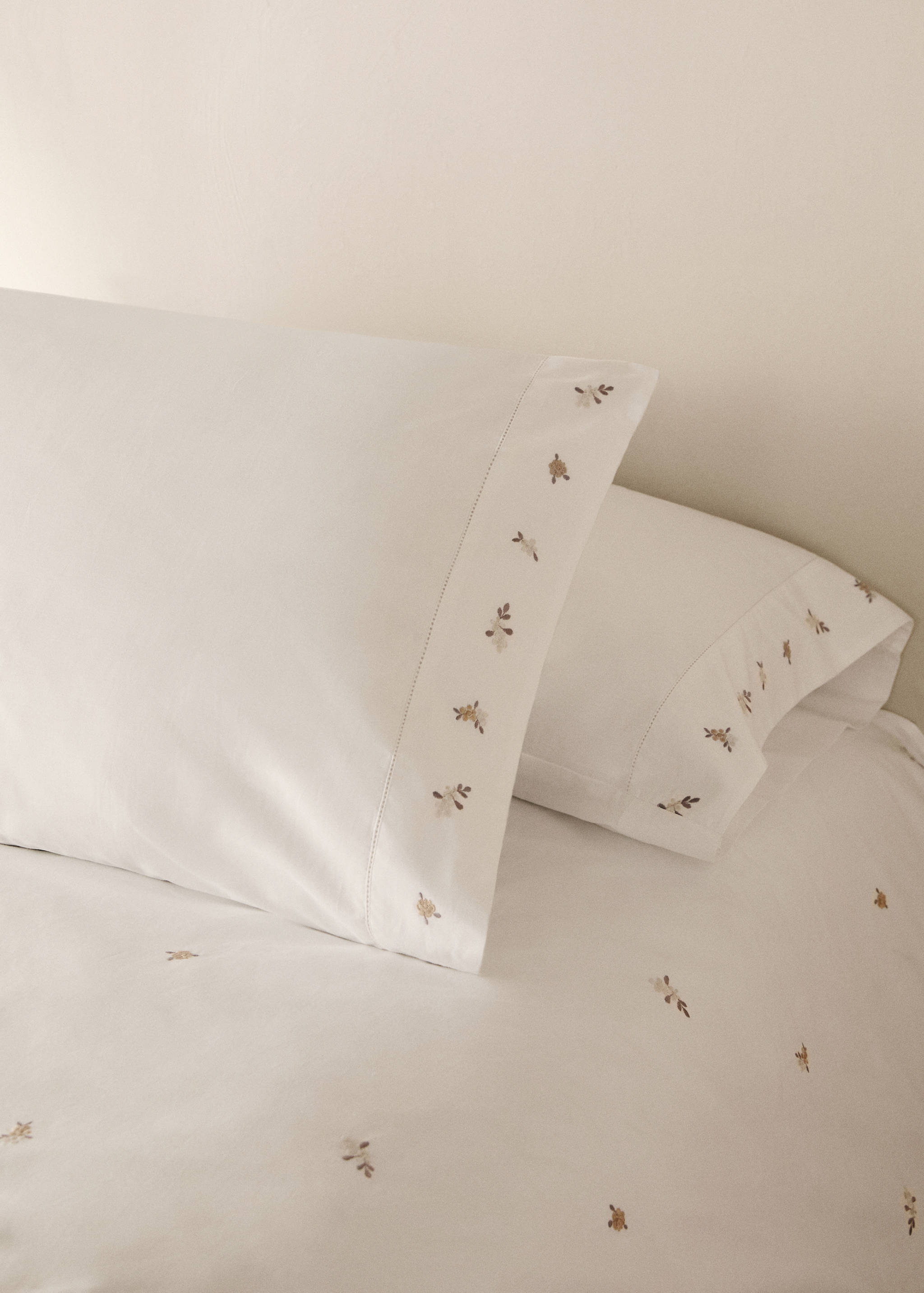 Percale cotton pillowcase with embroidered flower 45x110 cm - General plane
