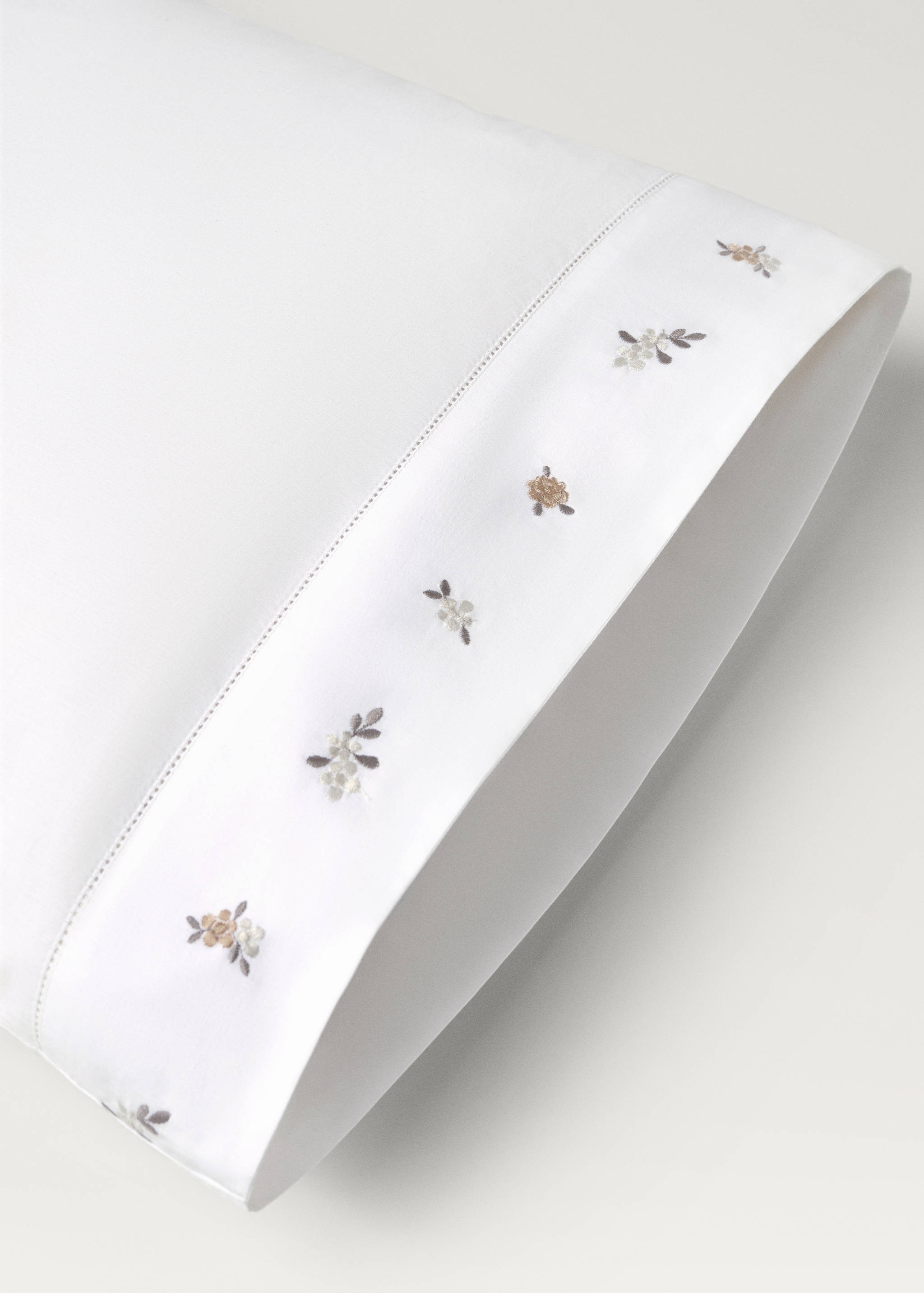 Percale cotton pillowcase with embroidered flower 45x110 cm - Details of the article 2