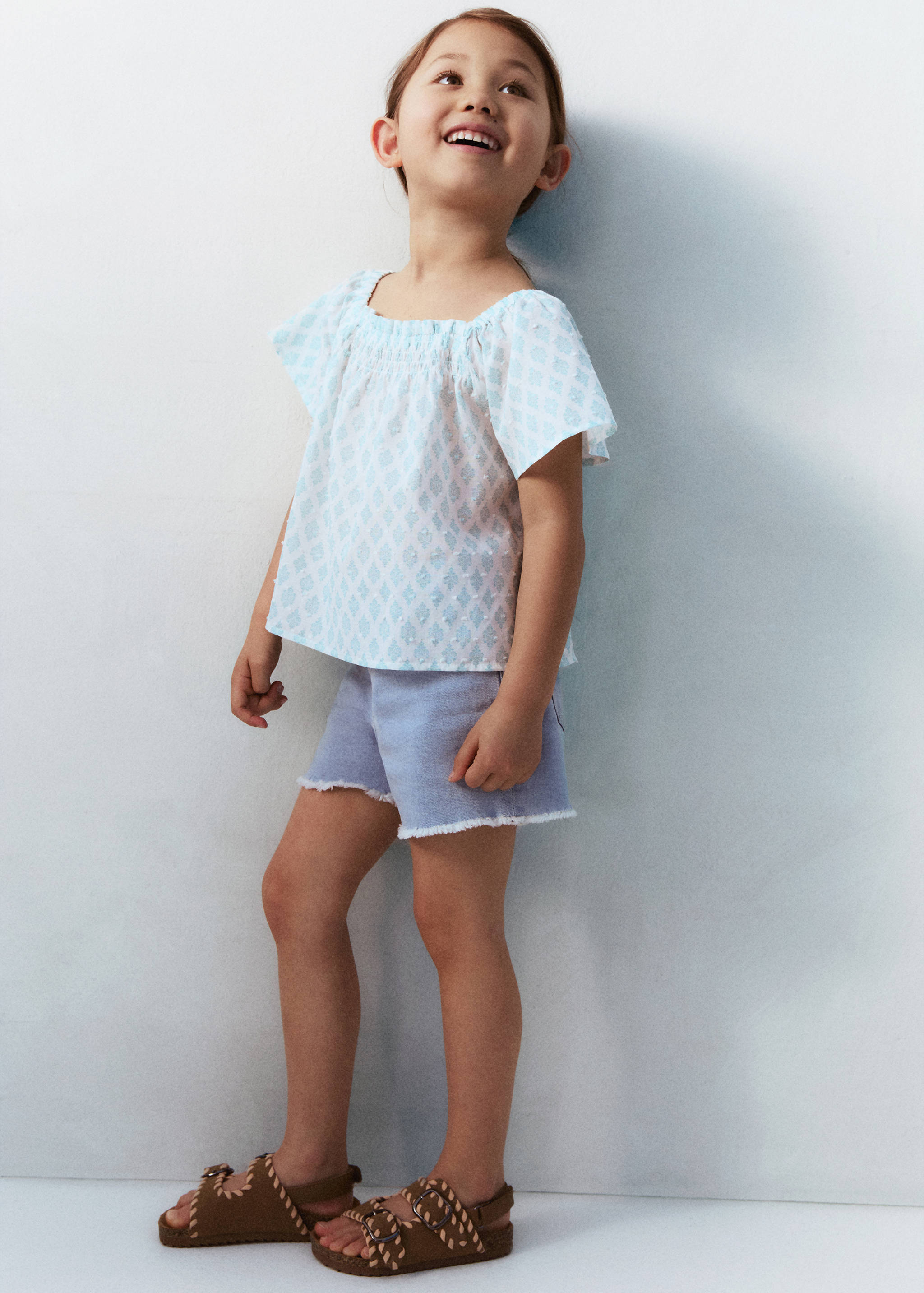 Denim shorts with frayed hem - Details of the article 5