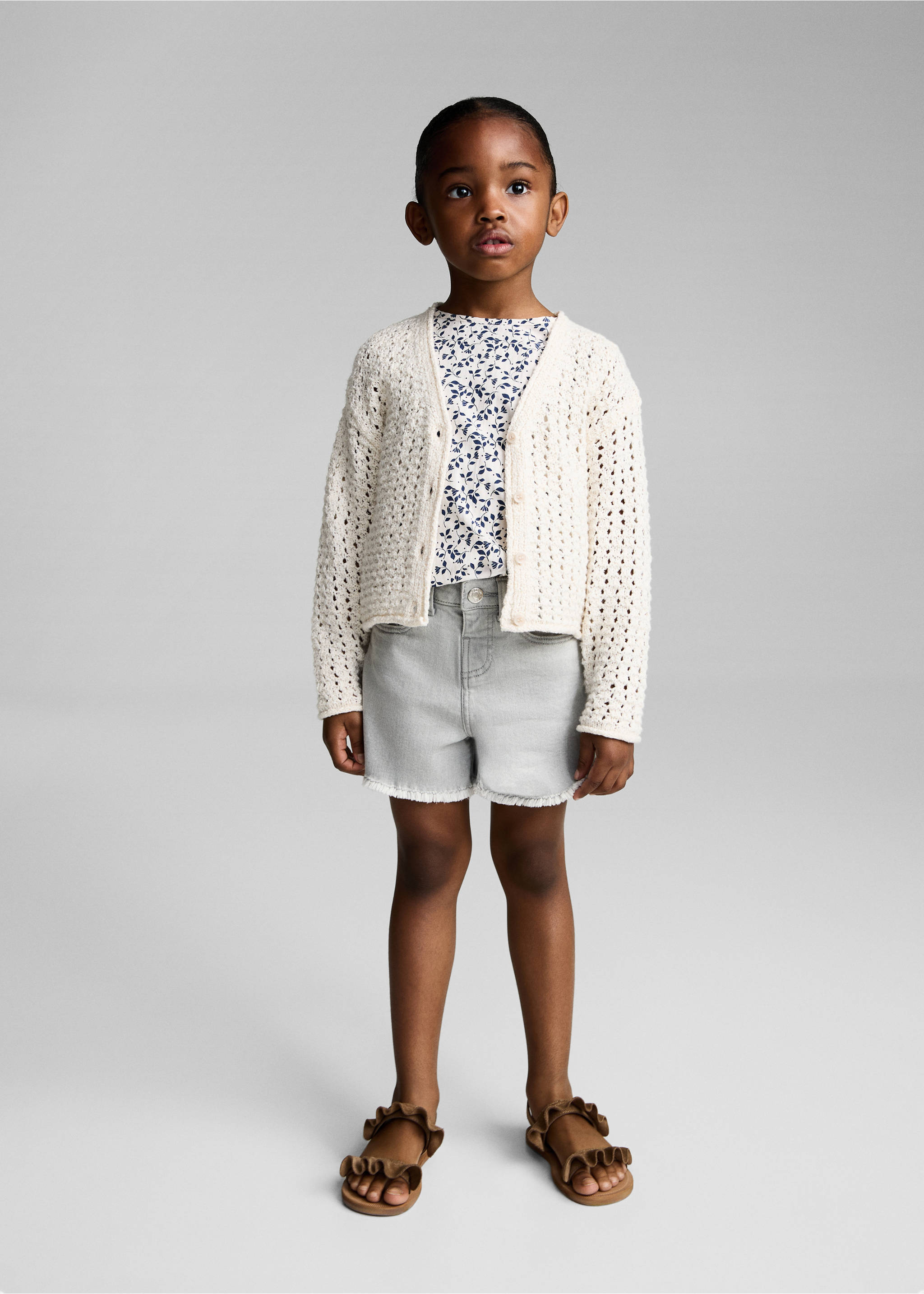 Shorts denim bajo deshilachado - Plano general, Gris. Ref: 87016349-00.