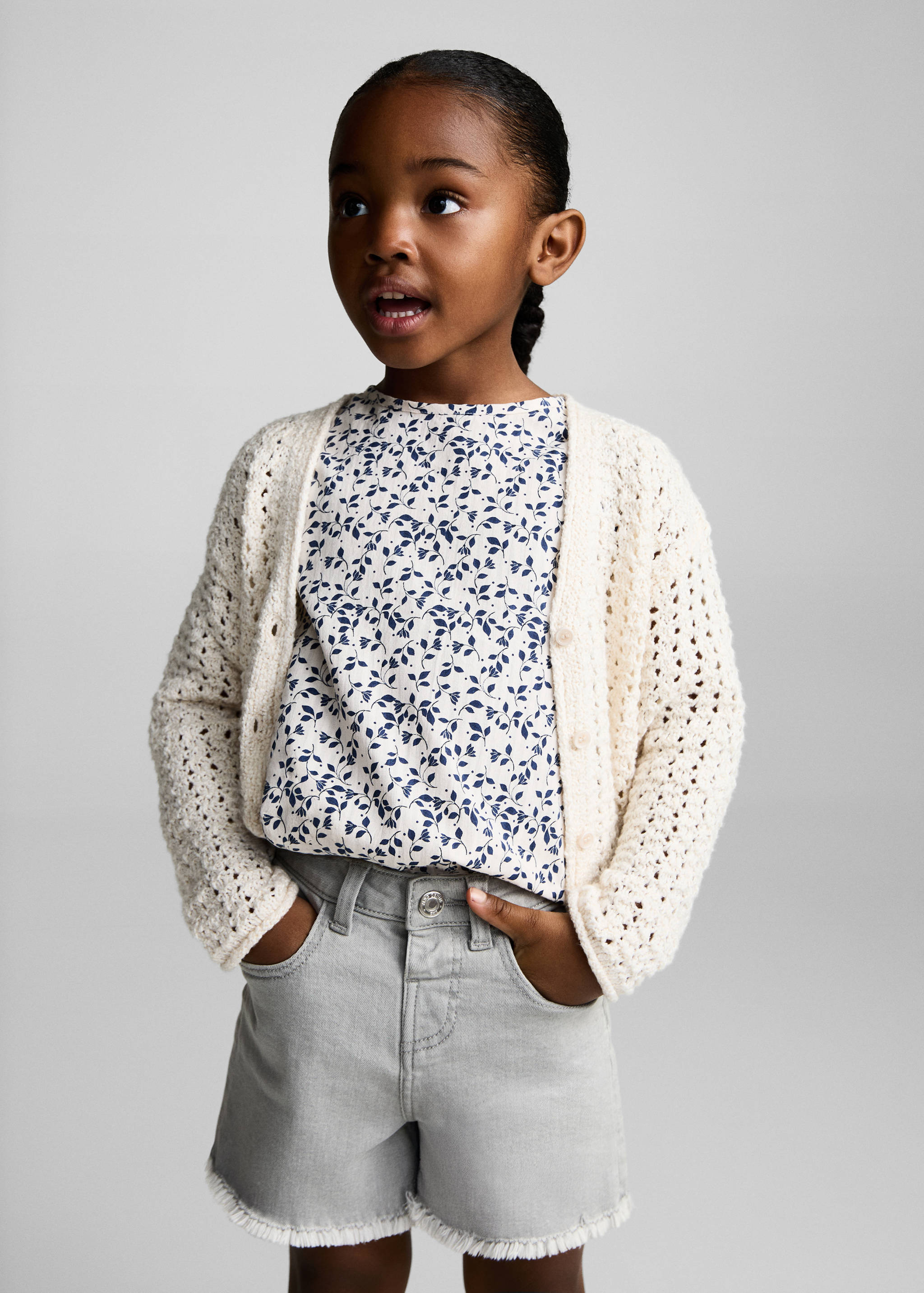 Shorts denim bajo deshilachado - Plano medio