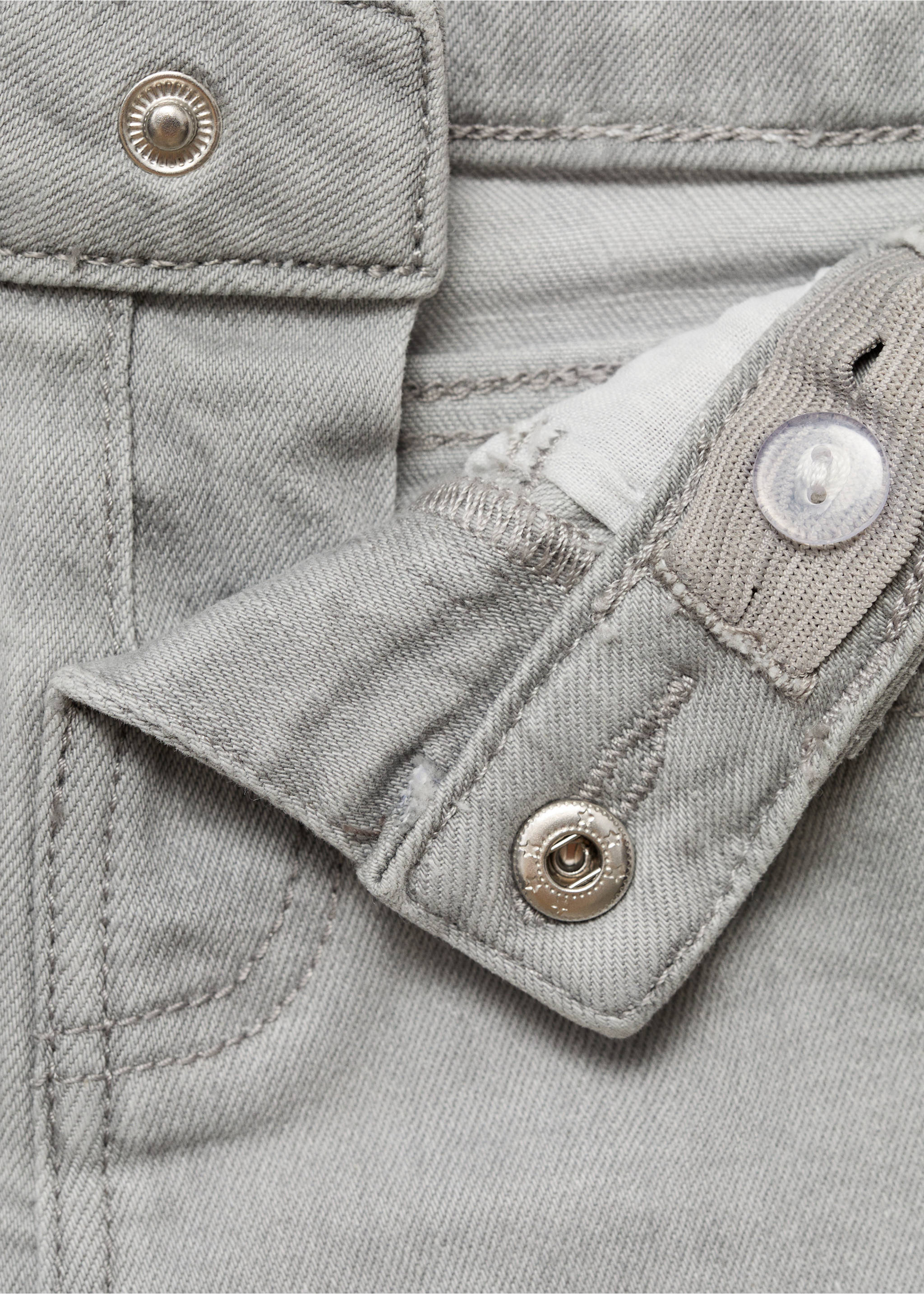 Shorts denim bajo deshilachado - Detalle del artículo 8, Gris. Ref: 87016349-00.