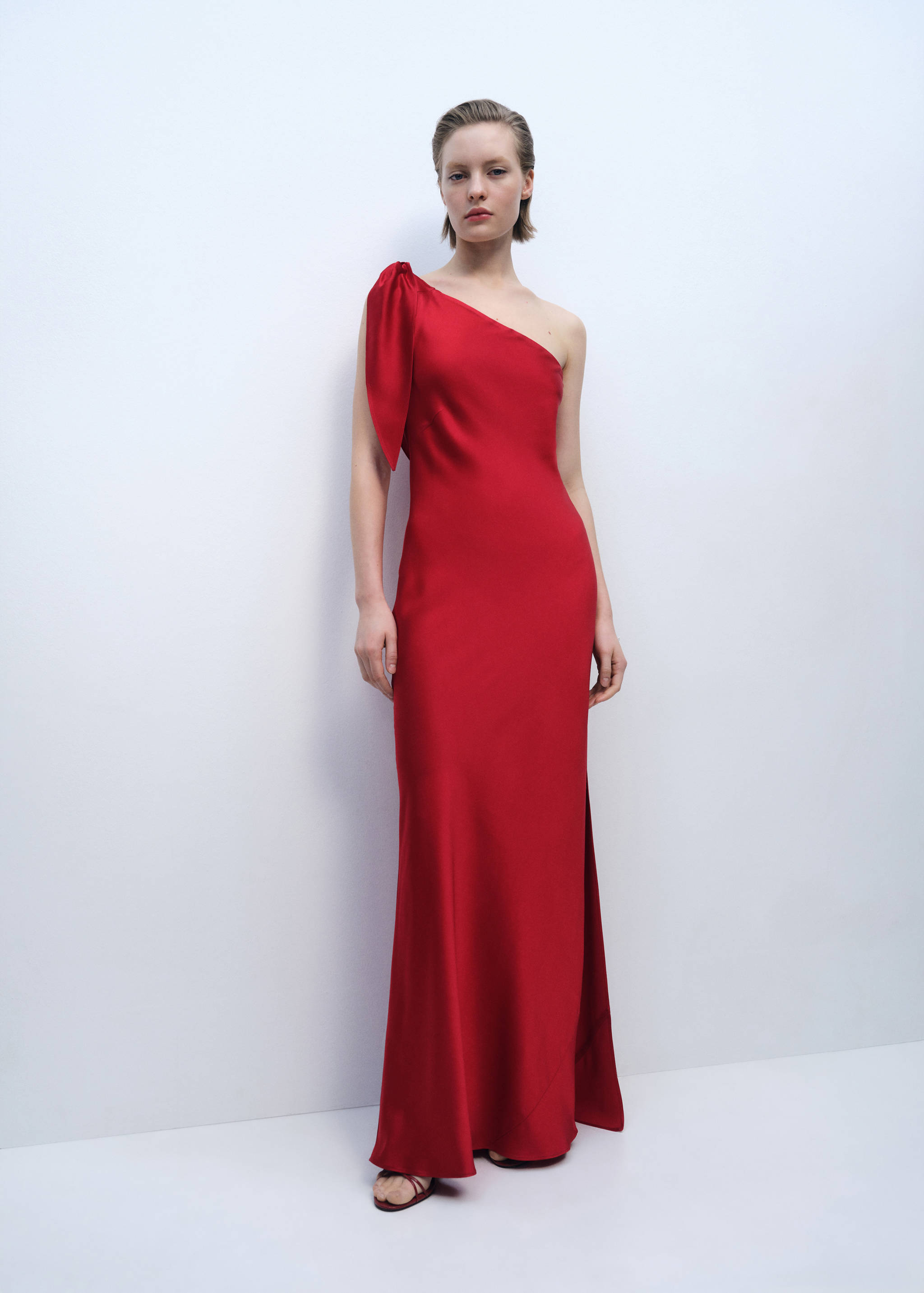 Vestido satinado lazada - Plano general