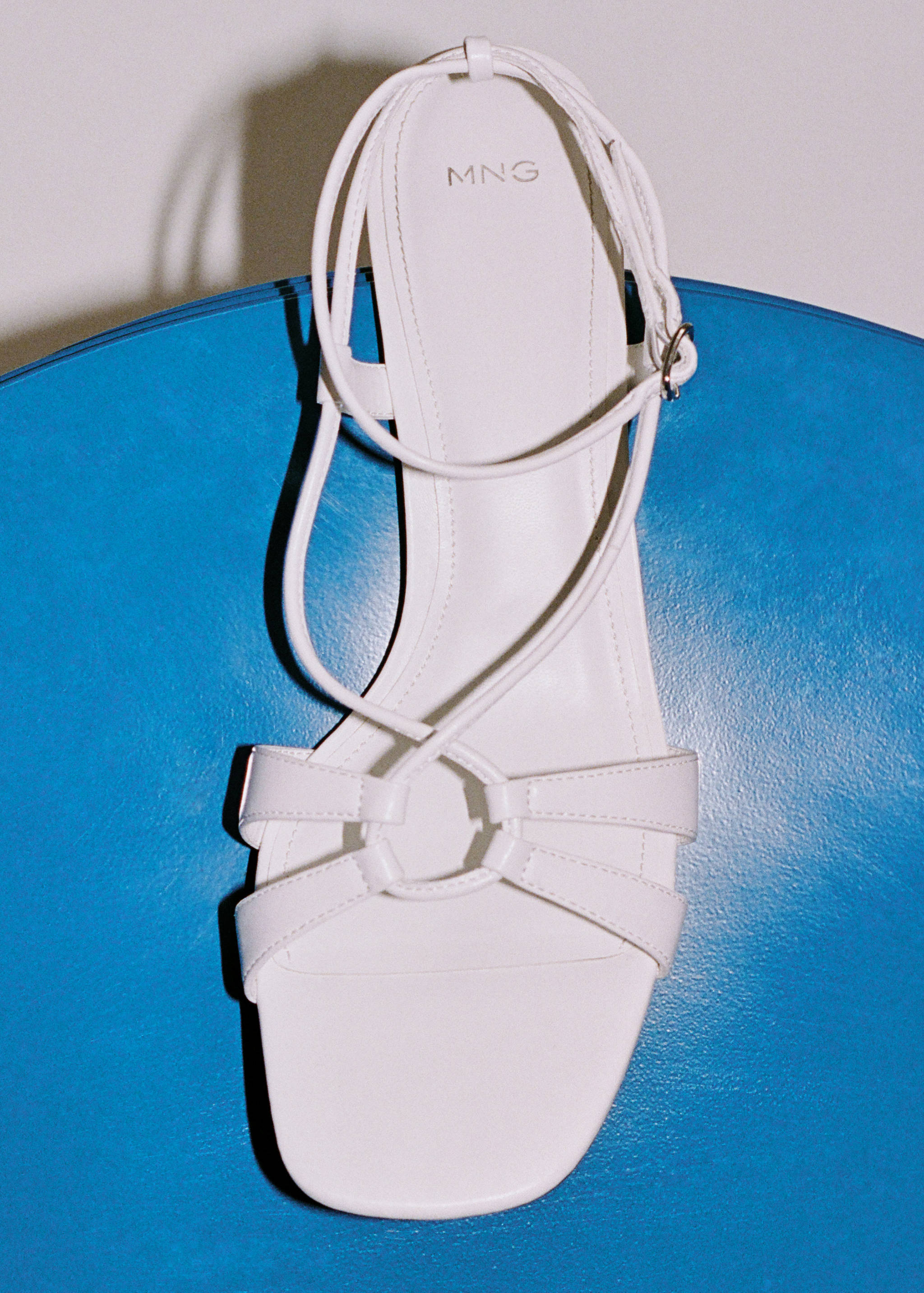 Høyhælte sandaler med kombinerte reimer - Total bildeutsnitt