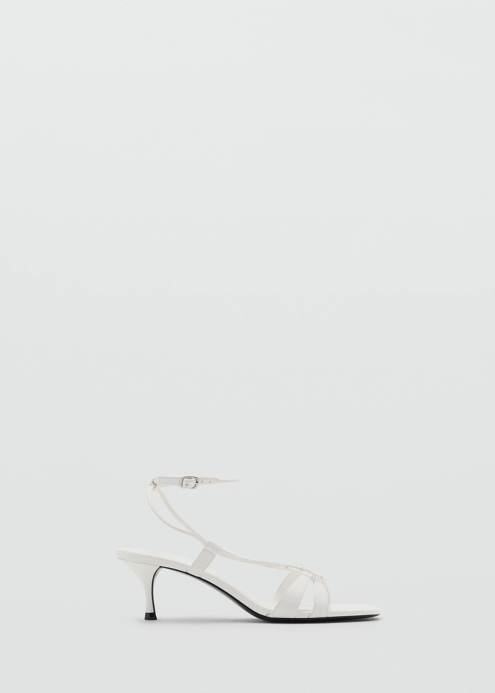 Høyhælte sandaler med kombinerte reimer - Artikkel uten modell
