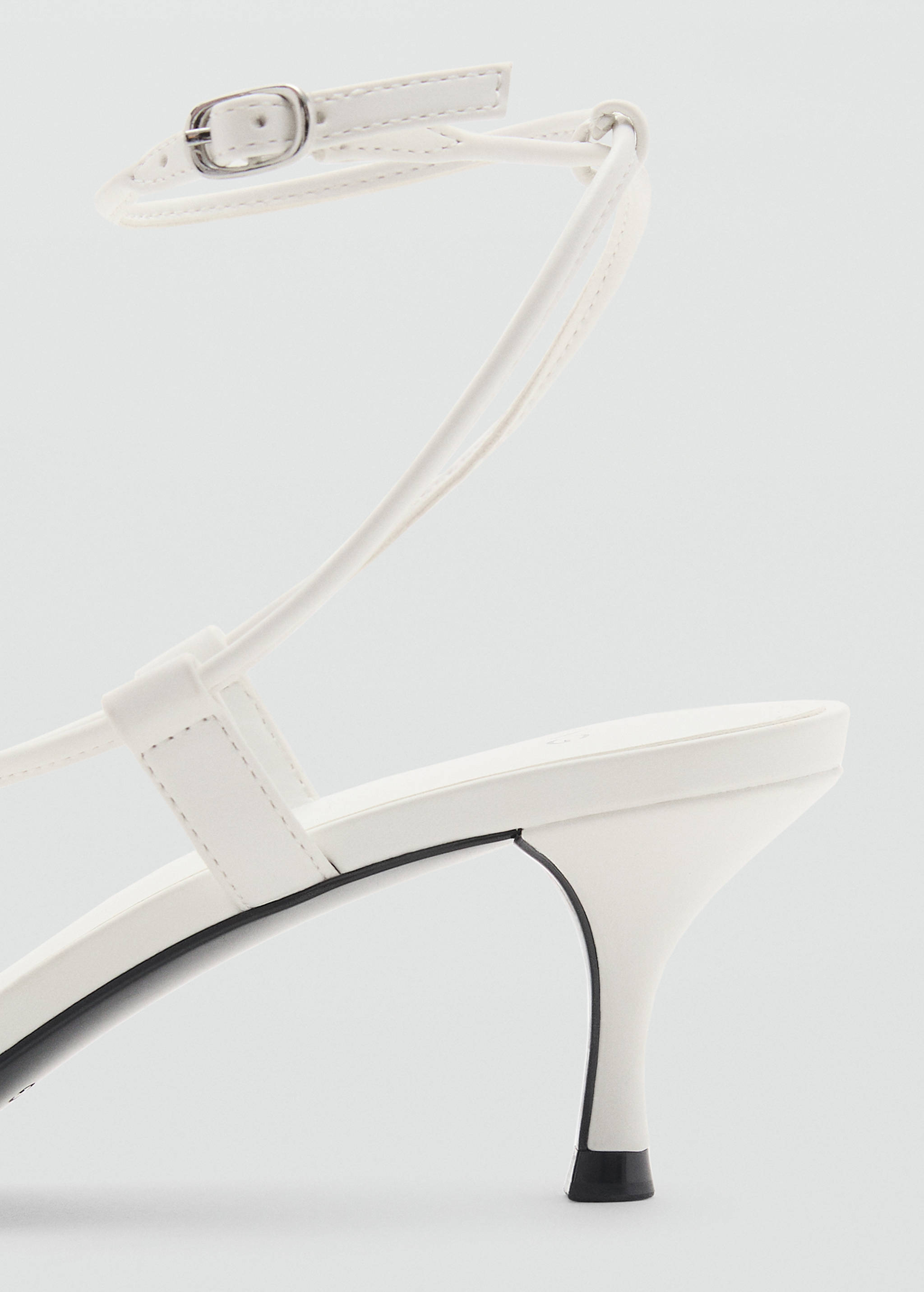 Høyhælte sandaler med kombinerte reimer - Artikkeldetalj 2