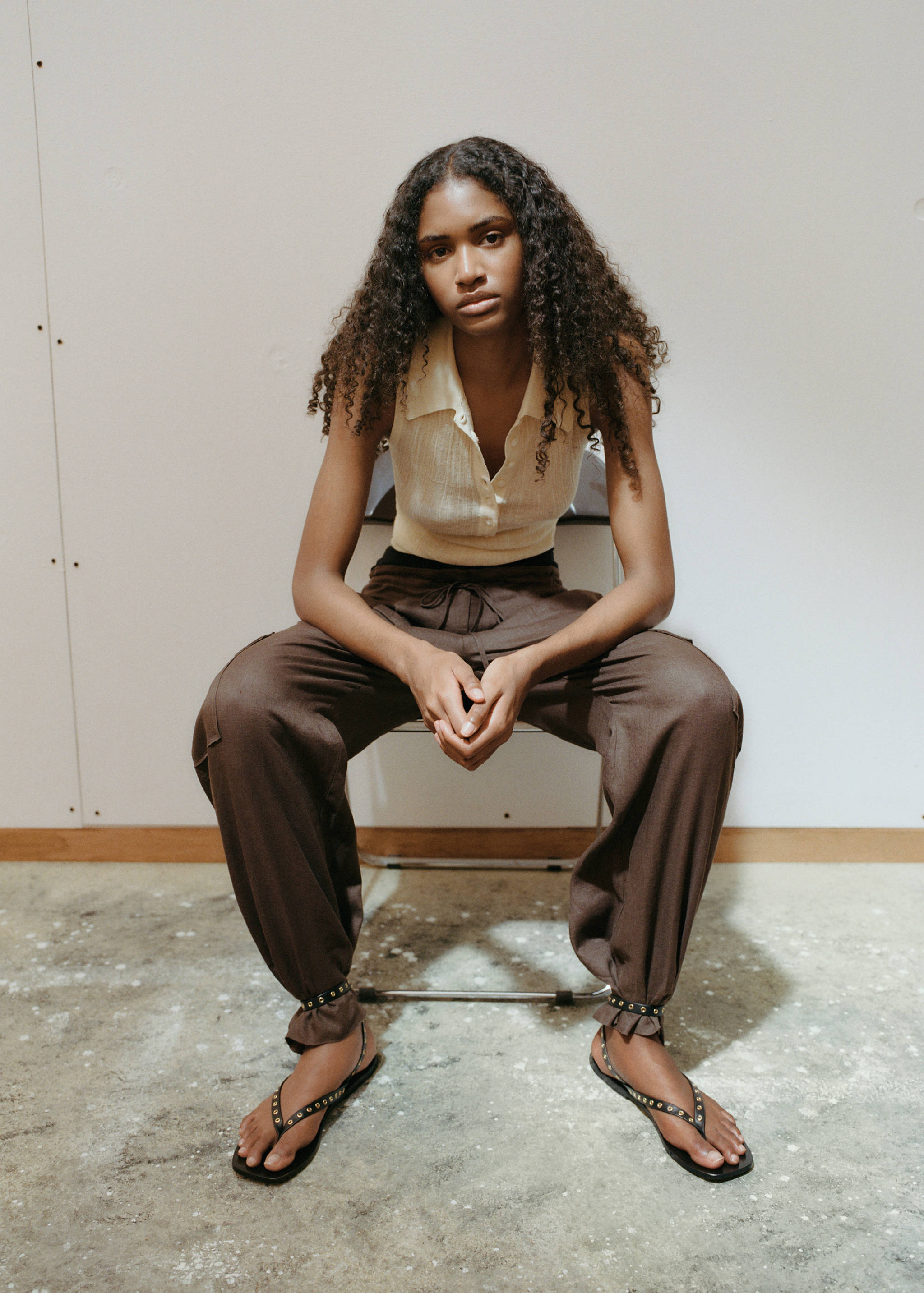 Lädersandal med remmar med eyelets - Allmän bild