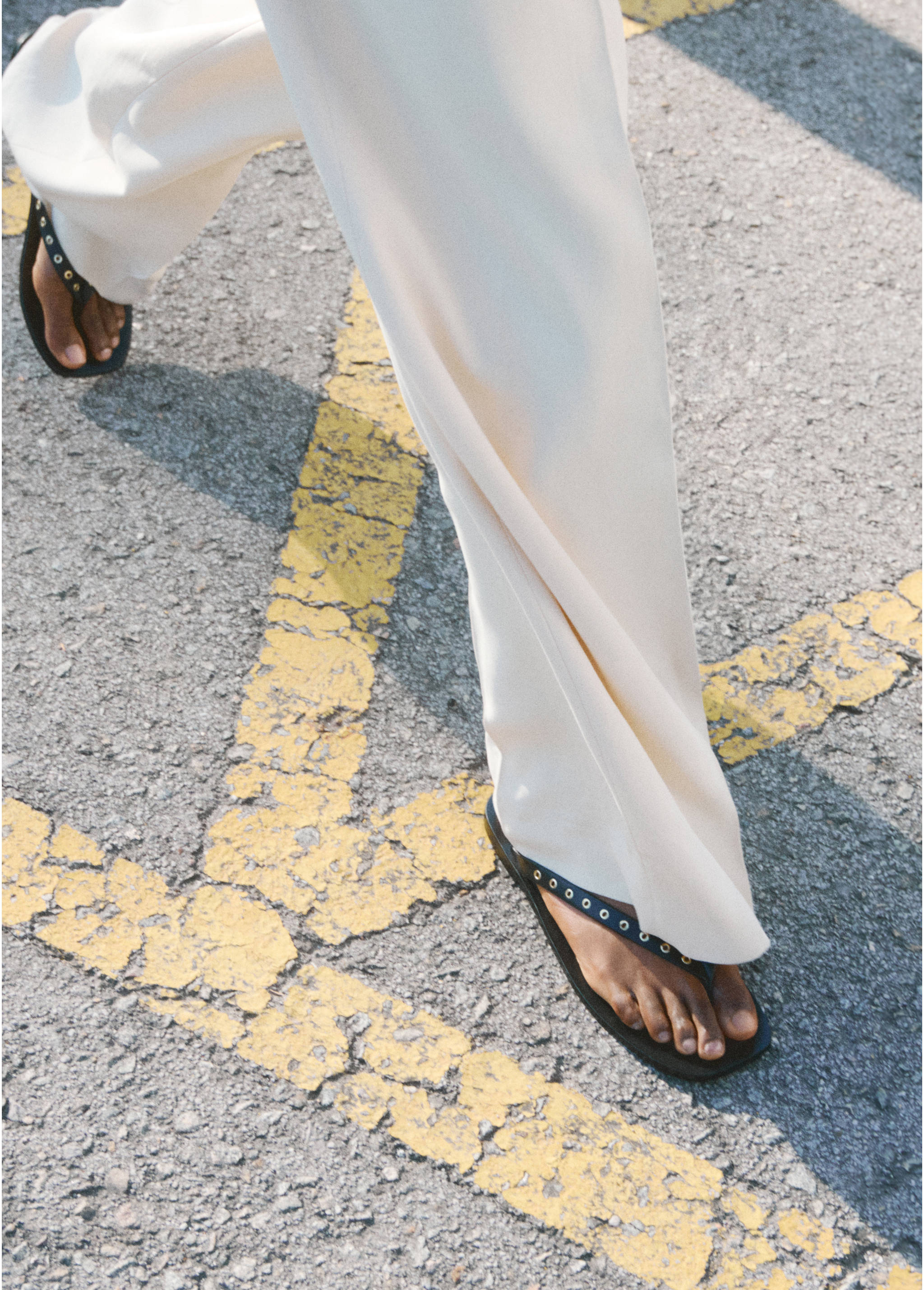 Lädersandal med remmar med eyelets - Allmän bild