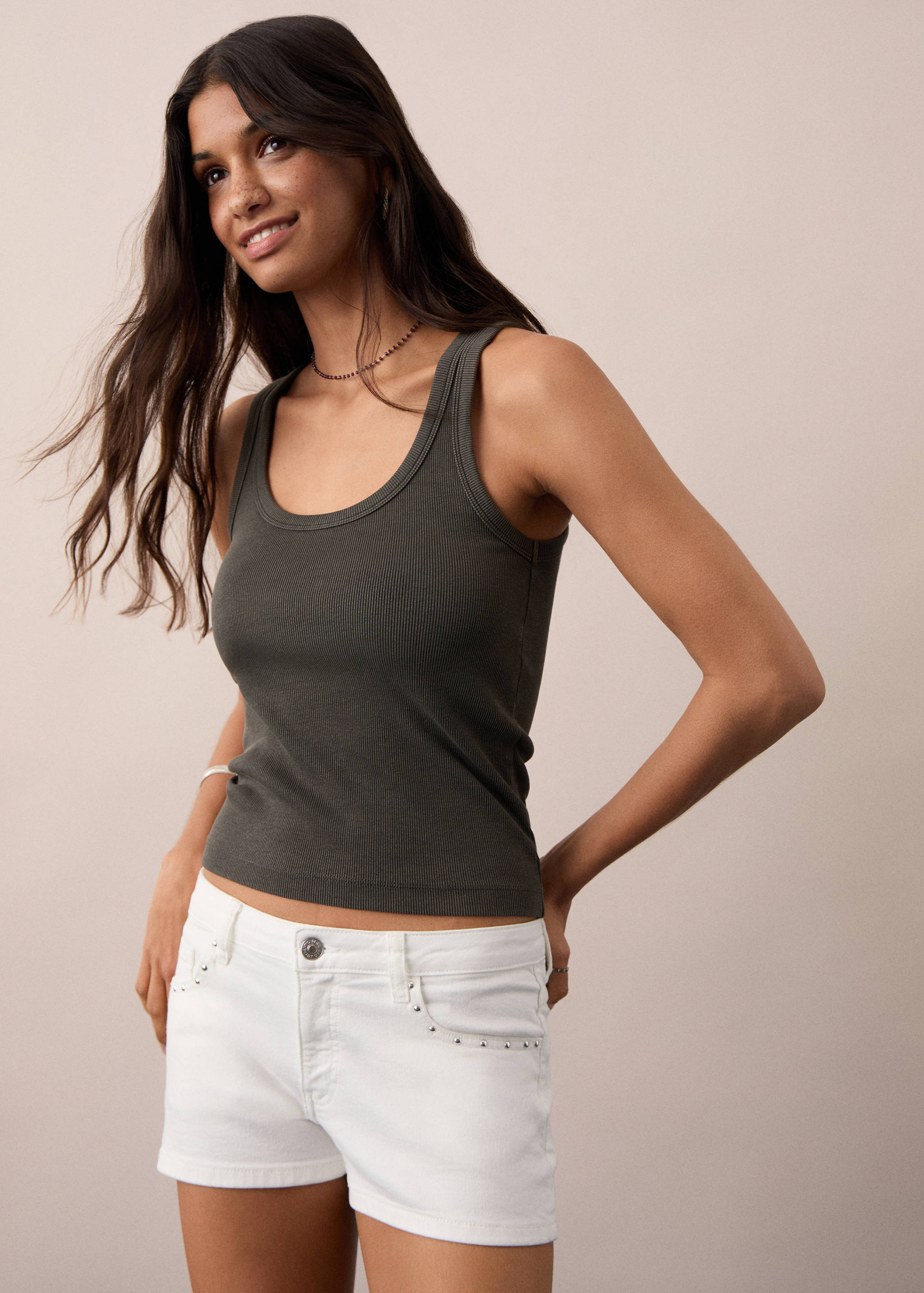 Short à clous taille basse - Plan moyen