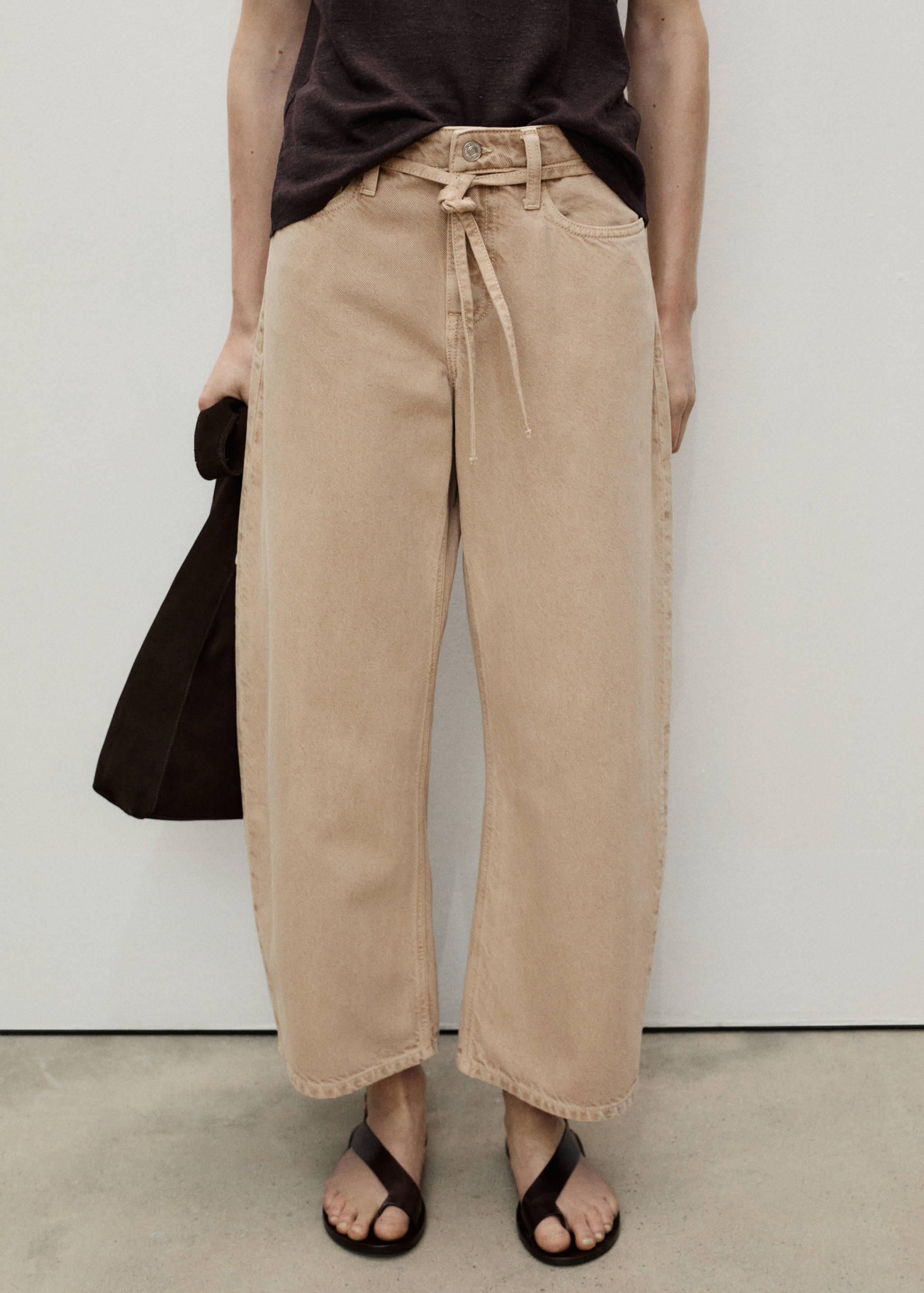 Balloon-Jeans mit Gürtel - Mittlere Ansicht