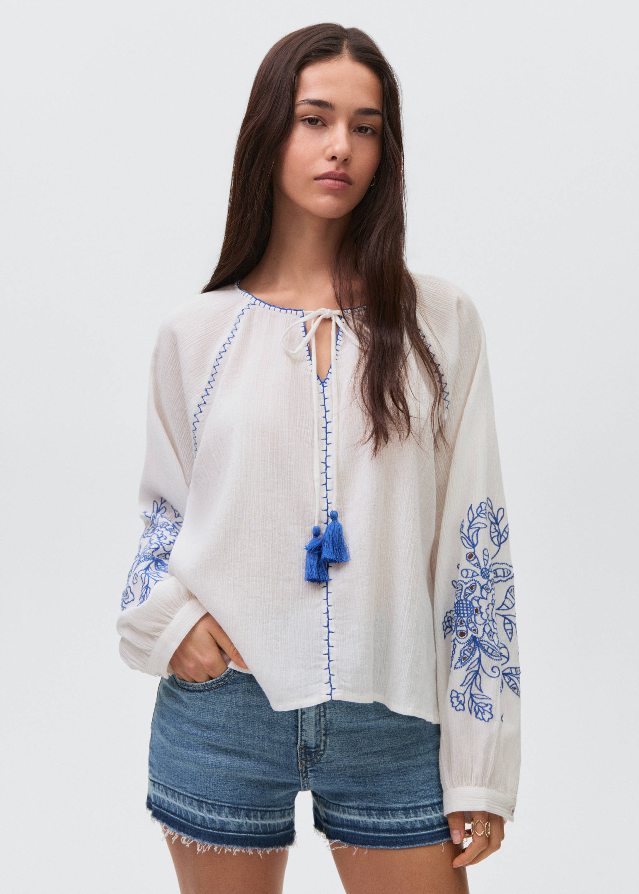 Denim shorts with frayed hem - Medium plane